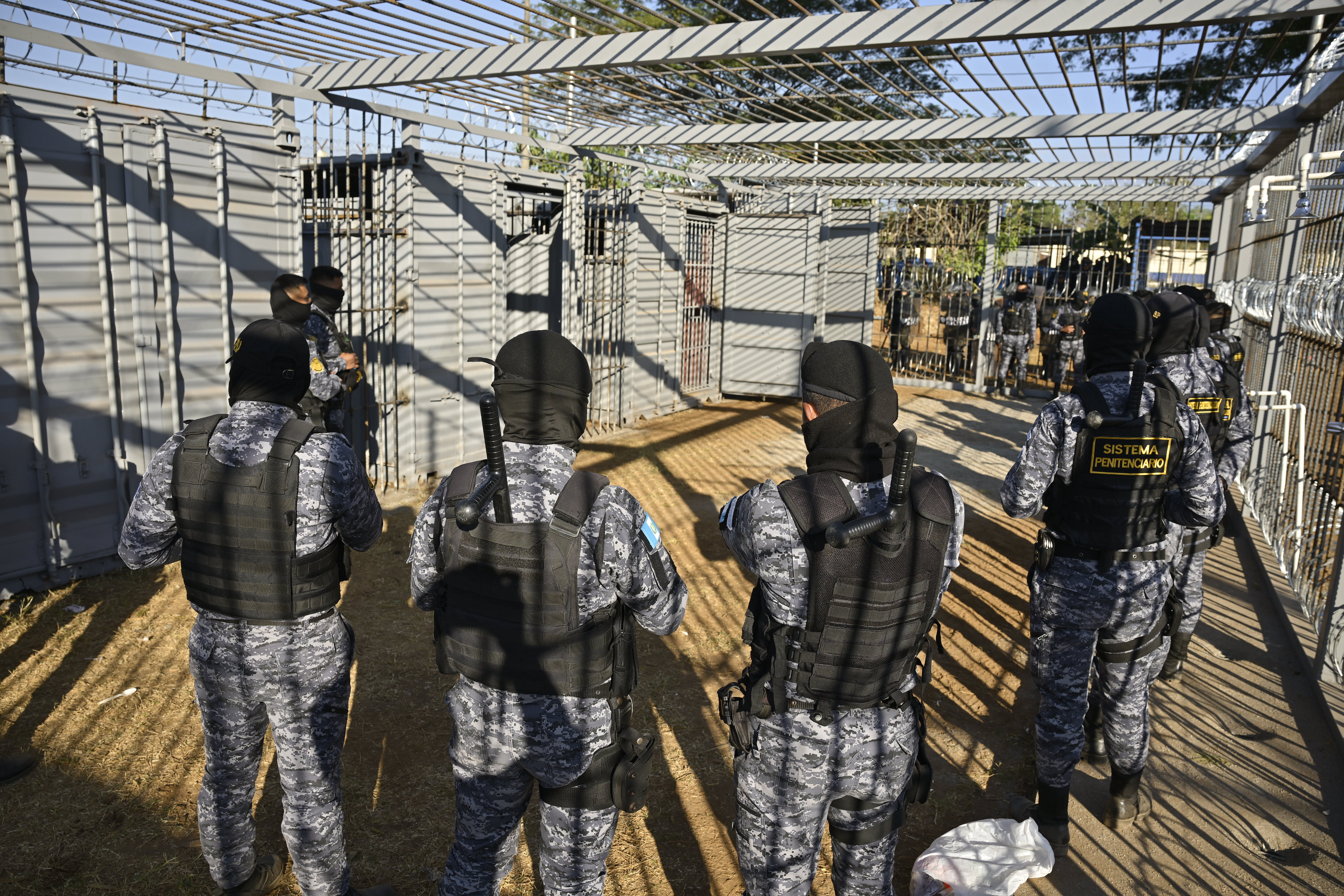 Las nuevas celdas fueron construidas a partir de contenedores, además de contar con ventanas con barrotes y piso reforzado. (Foto Prensa Libre: AGN)