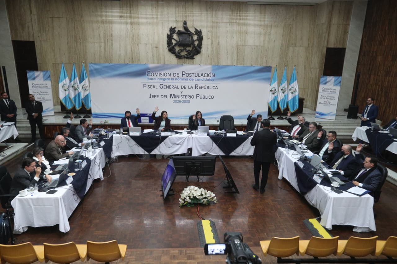 Comisión de Postulación durante la sesión del 24 de febrero en la que aprobó que la fiscal continuara en el proceso de selección de fiscal general.