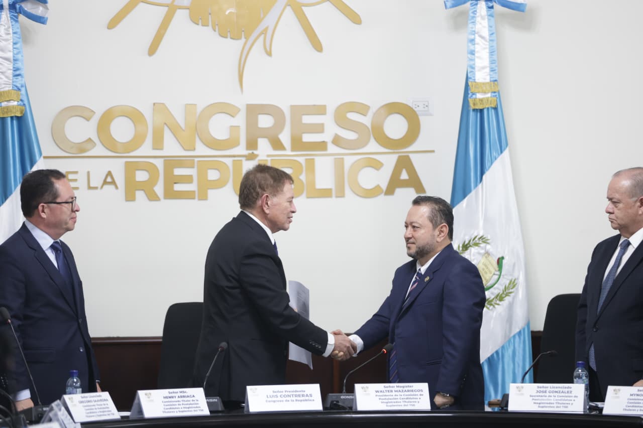 Luis Contreras, presidente del Congreso de la República, recibe la nómina de 20 candidatos a magistrados del TSE para el período 2026-2032.