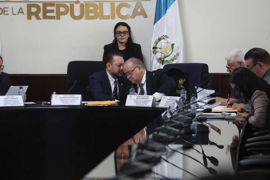 Comisión de Postulación del TSE sesiona bajo la presidencia de Walter Mazariegos durante la integración de la nómina de 20 candidatos.