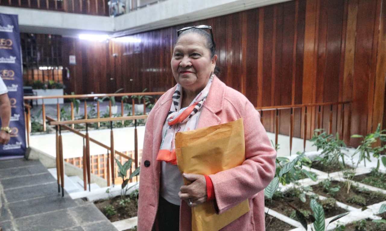 La fiscal general del Ministerio Público, Consuelo Porras, entrega su expediente en la Universidad de San Carlos de Guatemala para la elección a magistrados de la Corte de Constitucionalidad. (Foto Prensa Libre: Byron Baiza).