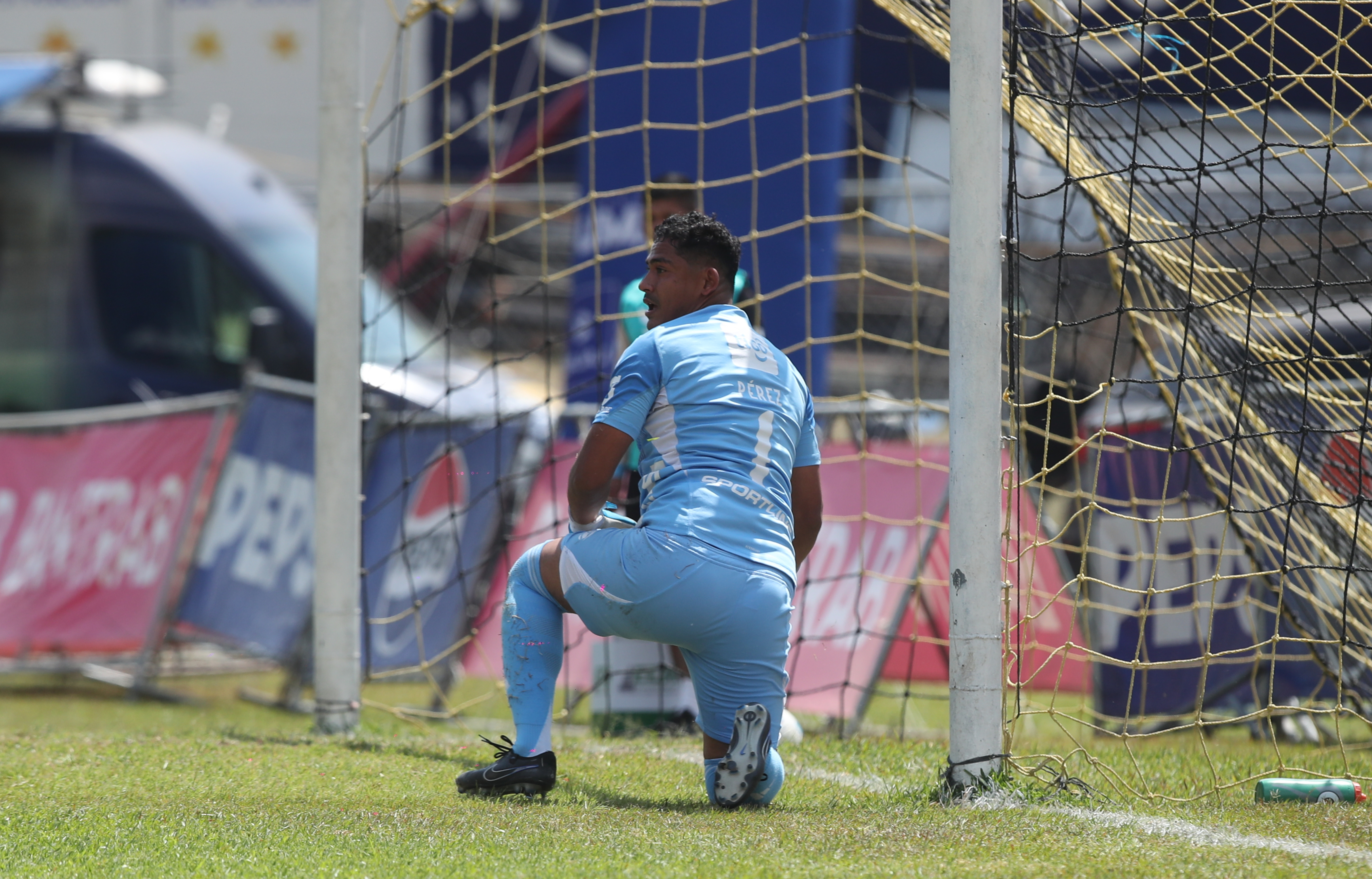 Comunicaciones: Así fue el incidente de Fredy Pérez con la afición al salir del estadio Guillermo Slowing