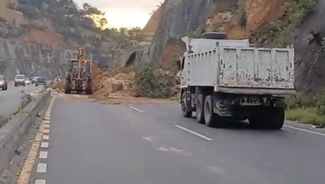 Derrumbe en libramiento de Chimaltenango complica paso hacia la capital