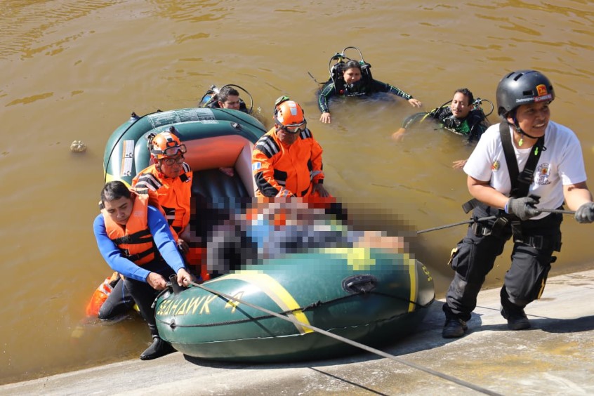 Buzos de la Sección de Rescate Acuático de los Bomberos Voluntarios localizan los cuerpos de dos menores en una represa de San José Pinula. (Foto Prensa Libre: CVB)