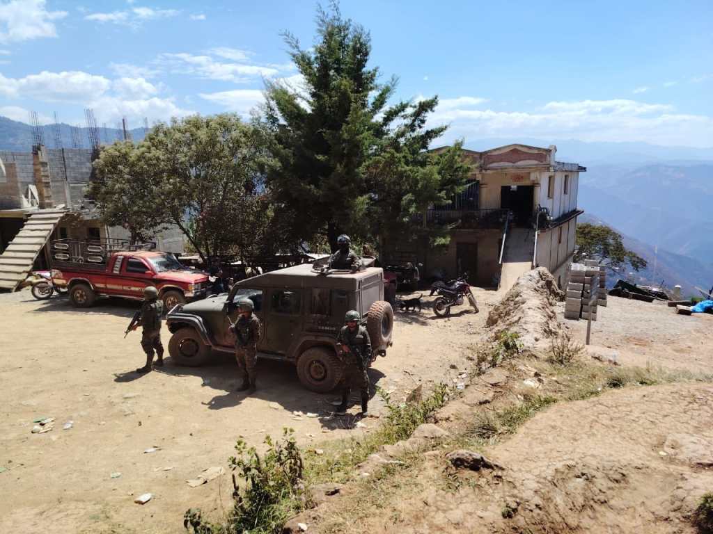 Soldados del Ejército de Guatemala realizan patrullajes en la frontera entre Guatemala y México para reforzar la seguridad y la soberanía nacional.