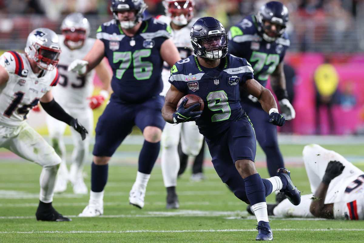 SANTA CLARA, CALIFORNIA - FEBRUARY 08: Kenneth Walker III #9 of the Seattle Seahawks rushes against the New England Patriots during the third quarter in Super Bowl LX at Levi's Stadium on February 08, 2026 in Santa Clara, California.   Kevin C. Cox/Getty Images/AFP (Photo by Kevin C. Cox / GETTY IMAGES NORTH AMERICA / Getty Images via AFP)