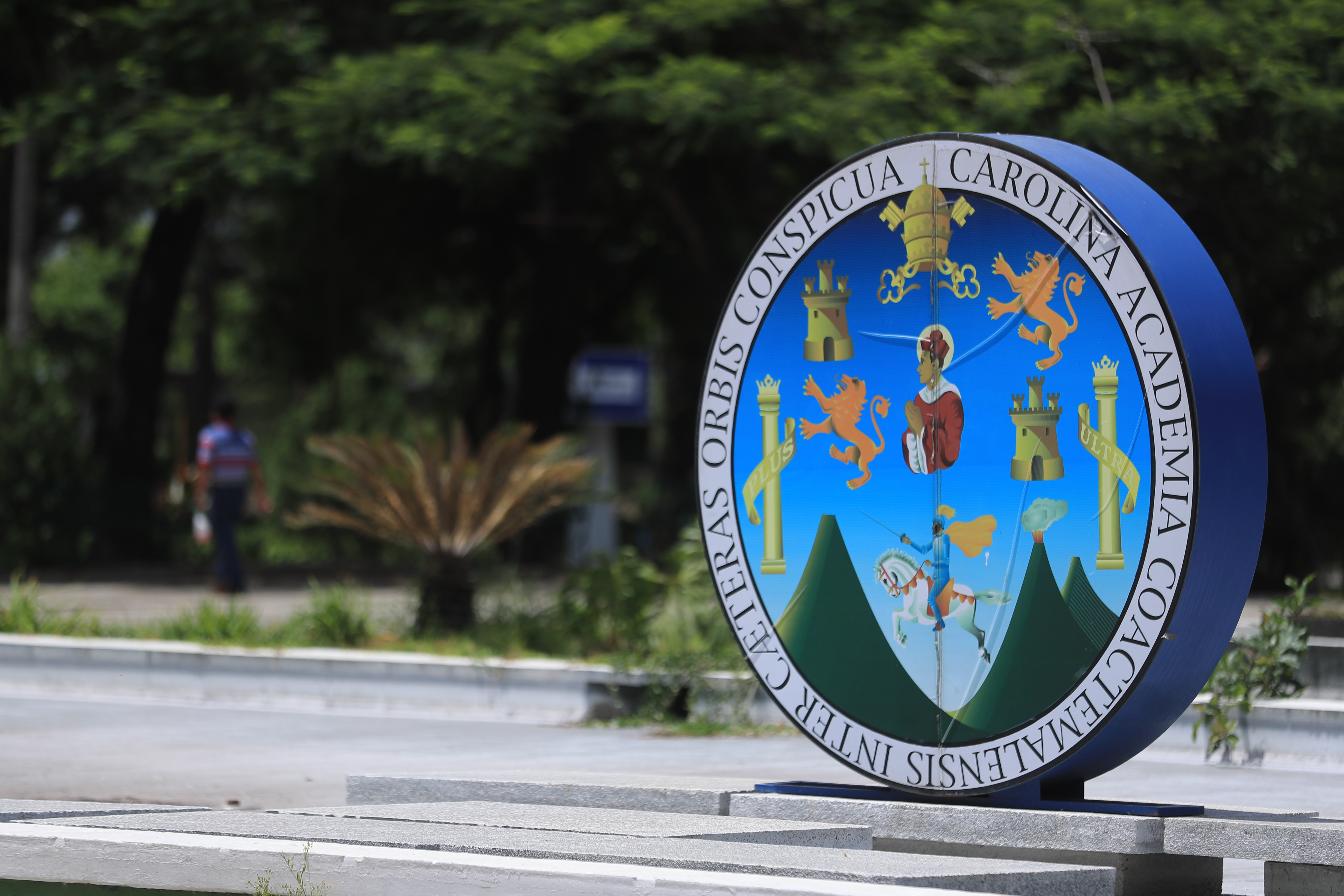 Logo de la Universidad de San Carlos de Guatemala frente al edificio de Rectoría durante el proceso de elección de cuerpos electorales