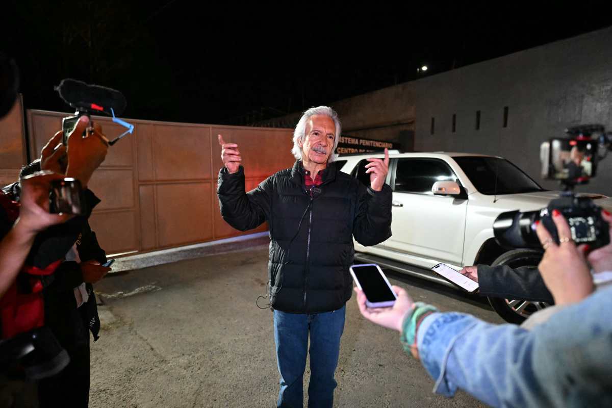 Guatemalan journalist and founder of the former newspaper 'El Periodico,' Jose Ruben Zamora, speaks to the press as he leaves the 'Mariscal Zavala' military brigade to continue with house arrest at his home in Guatemala City on February 12, 2026. On February 12, a judge in Guatemala granted house arrest to journalist José Rubén Zamora, who has been imprisoned since 2022 on charges brought by the Public Prosecutor's Office and criticized by the international community. (Photo by JOHAN ORDONEZ / AFP)