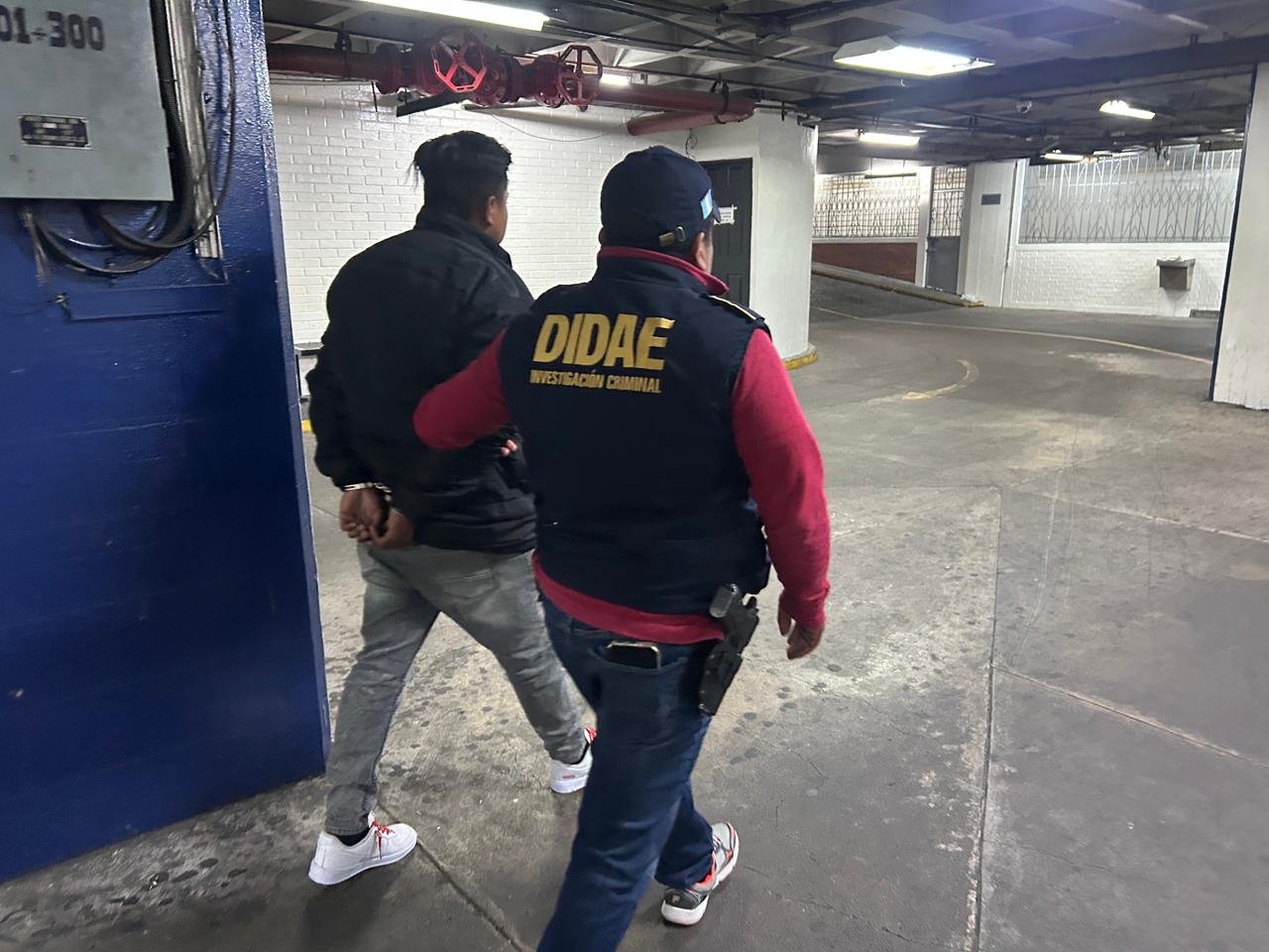 José “N” fue capturado en la colonia Forestal, zona 13, acusado de hurtar armas en empresas de seguridad donde solicitaba empleo. (Foto Prensa Libre: PNC)
