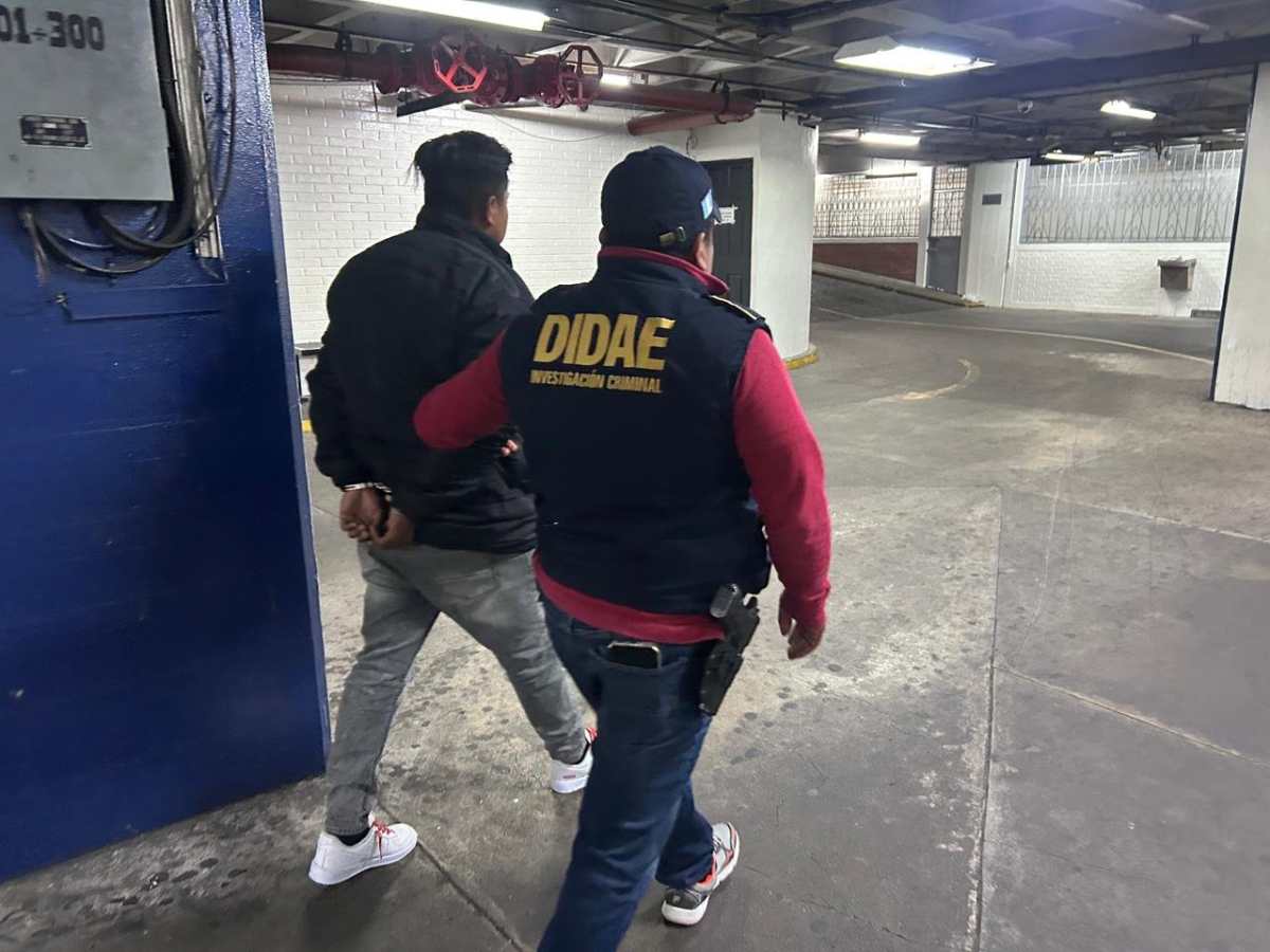 José “N” fue capturado en la colonia Forestal, zona 13, acusado de hurtar armas en empresas de seguridad donde solicitaba empleo. (Foto Prensa Libre: PNC)