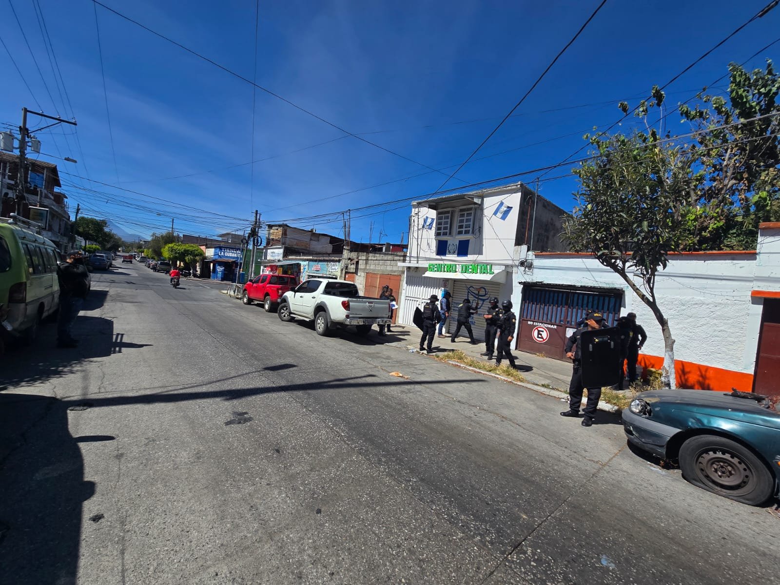 Agentes del MP y la PNC ingresan a una clínica dental en San Miguel Petapa, señalada de realizar cobros irregulares. (Foto Prensa Libre: MP)