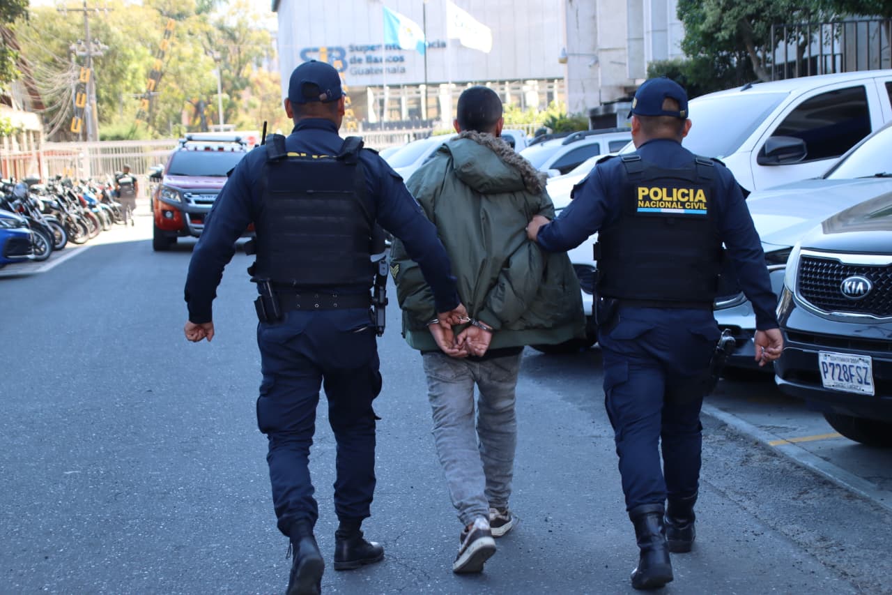 	Agentes trasladan a presunto distribuidor de droga detenido durante un operativo como parte del estado de sitio. (Foto Prensa Libre: PNC)