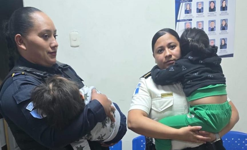 Policías trasladan a un centro asistencial a los hermanos de 1 y 3 años rescatados en el barrio La Reforma, Monjas, Jalapa. (Foto Prensa Libre: PNC)