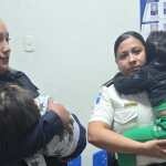Policías trasladan a un centro asistencial a los hermanos de 1 y 3 años rescatados en el barrio La Reforma, Monjas, Jalapa. (Foto Prensa Libre: PNC)