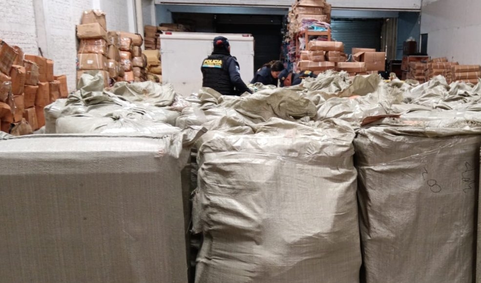 Fiscales del MP y agentes de la PNC inspeccionan bodegas por denuncia de la FIFA sobre productos falsificados. (Foto Prensa Libre: MP)