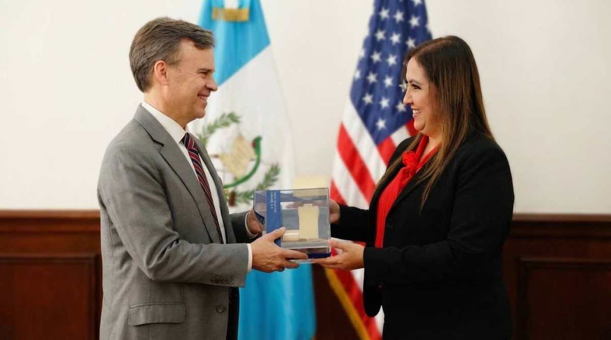 John Barrett, encargado de Negocios de la Embajada de Estados Unidos en Guatemala, se reúne con la presidenta de la Corte Suprema de Justicia, Claudia Paredes, para dialogar sobre extradiciones, narcotráfico y seguridad en el hemisferio occidental. (Foto Prensa Libre: Tomada de @usembassyguate)