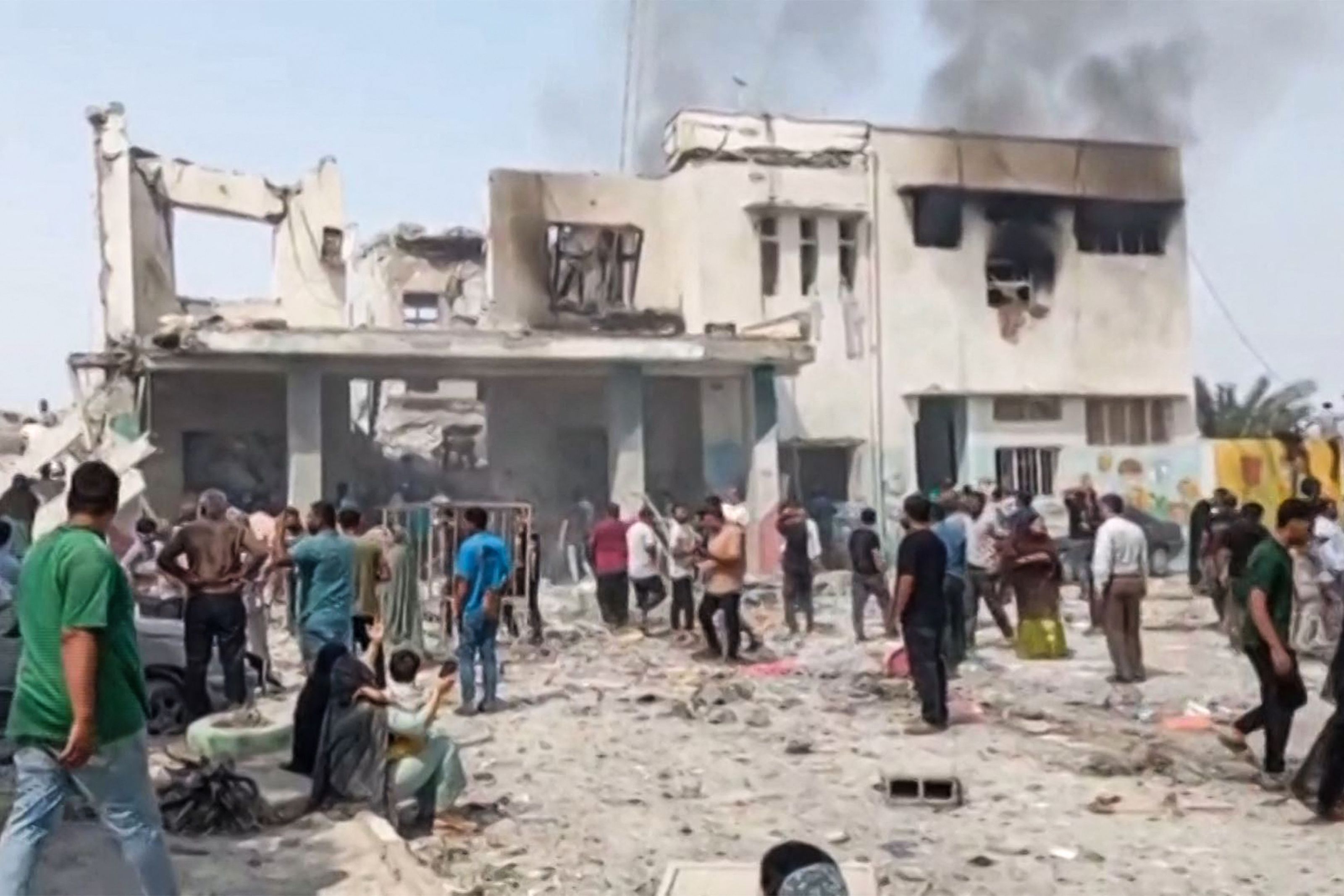 Captura de la televisión estatal iraní muestra lo que identifica como el sitio de un ataque atribuido a Estados Unidos e Israel que impactó una escuela primaria de niñas en Minab en la provincia de Hormozgan en el sur de Irán. (Foto Prensa Libre: AFP)