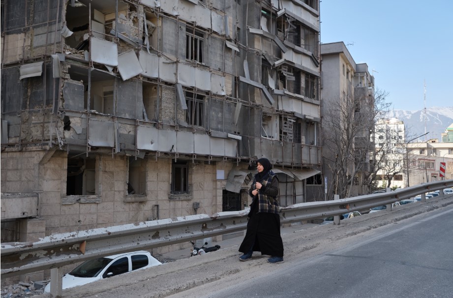 Una mujer pasa junto a edificios destruidos en Teherán. (Foto Prensa Libre: EFE)