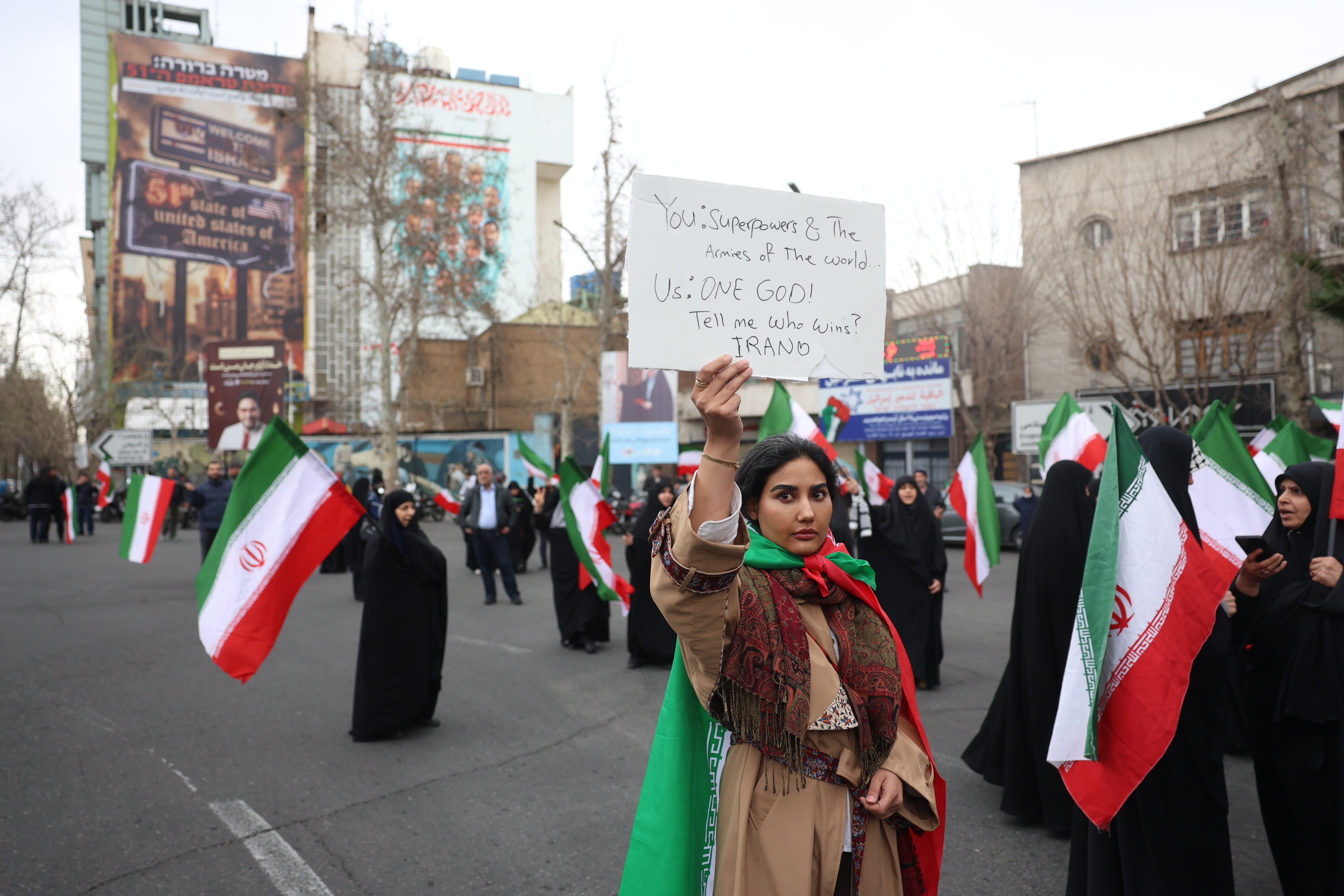 Iraníes participan en protestas contra Estados Unidos e Israel en Teherán tras una operación militar conjunta que alcanzó múltiples puntos del país.  (Foto Prensa Libre: EFE)