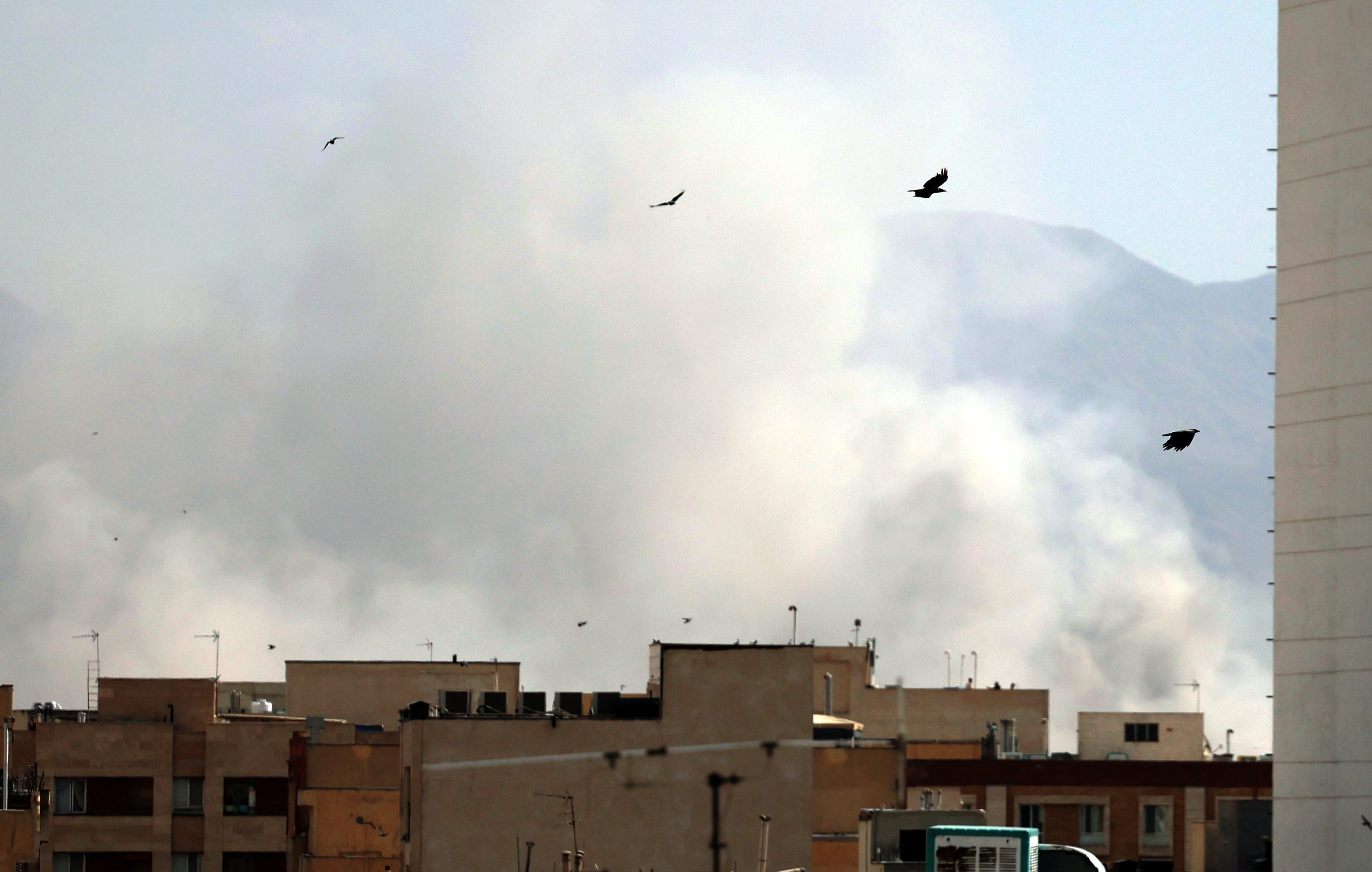 Humo se eleva en el centro de Teherán tras un ataque lanzado por Israel descrito como una acción preventiva por el ministro de Defensa israelí. (Foto Prensa Libre: EFE)