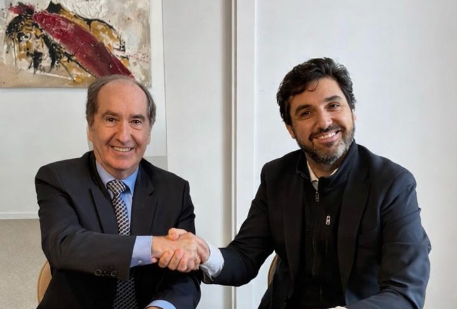 Jaime Botrán, presidente de la junta directiva de Licores de Guatemala, y Borja de Parais, de HIG Capital, suscriben el cierre del acuerdo. (Foto Prensa Libre: Cortesía)