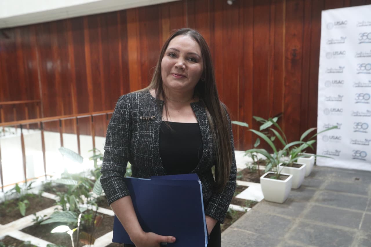 Julia Marisol Rivera Aguilar al entregar su expediente ante el Consejo Superior Universitario de la Universidad de San Carlos de Guatemala (CSU-USAC).
