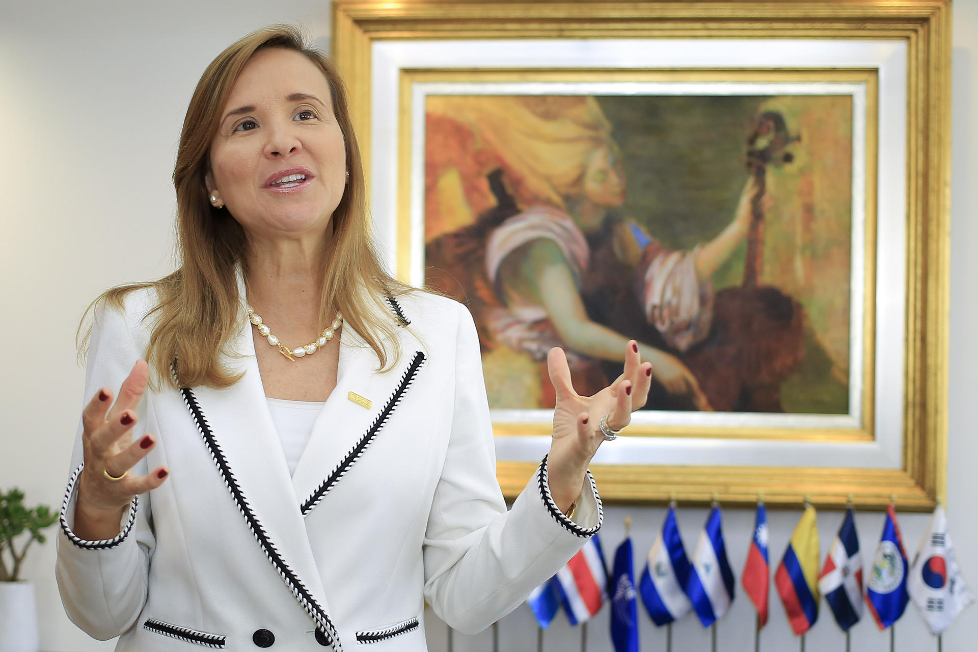 La presidenta del Banco Centroamericano de Integración Económica (BCIE), Gisela Sánchez, habla durante una entrevista con EFE este jueves, en Tegucigalpa (Honduras). EFE/ Gustavo Amador