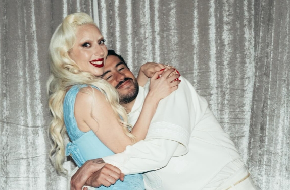 Fotografía tomada de la cuenta oficial de la red social Instagram @ladygaga de la cantante estadounidense Lady Gaga posando junto al cantante puertorriqueño Bad Bunny el 8 de febrero de 2026 en Santa Clara (Estados Unidos). (Foto Prensa Libre: EFE)