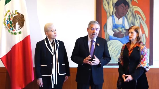 Luz Elena Baños (derecha) y Ana Luisa Vallejo (izquierda) junto al canciller mexicano Juan Ramón de la Fuente, durante el anuncio oficial de su nombramiento como embajadoras en Guatemala y Belice. (Foto Prensa Libre: Captura de Pantalla)