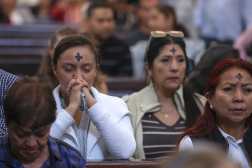 AME6543. CIUDAD DE GUATEMALA (GUATEMALA), 18/02/2026.- Feligreses asisten a la misa del Miércoles de Ceniza, en la Catedral Metropolitana de Santiago de Guatemala, en Ciudad de Guatemala (Guatemala). Este rito da inicio a la Cuaresma, periodo de cuarenta días de preparación espiritual hacia la Semana Santa y la Pascua. EFE/ Mariano Macz