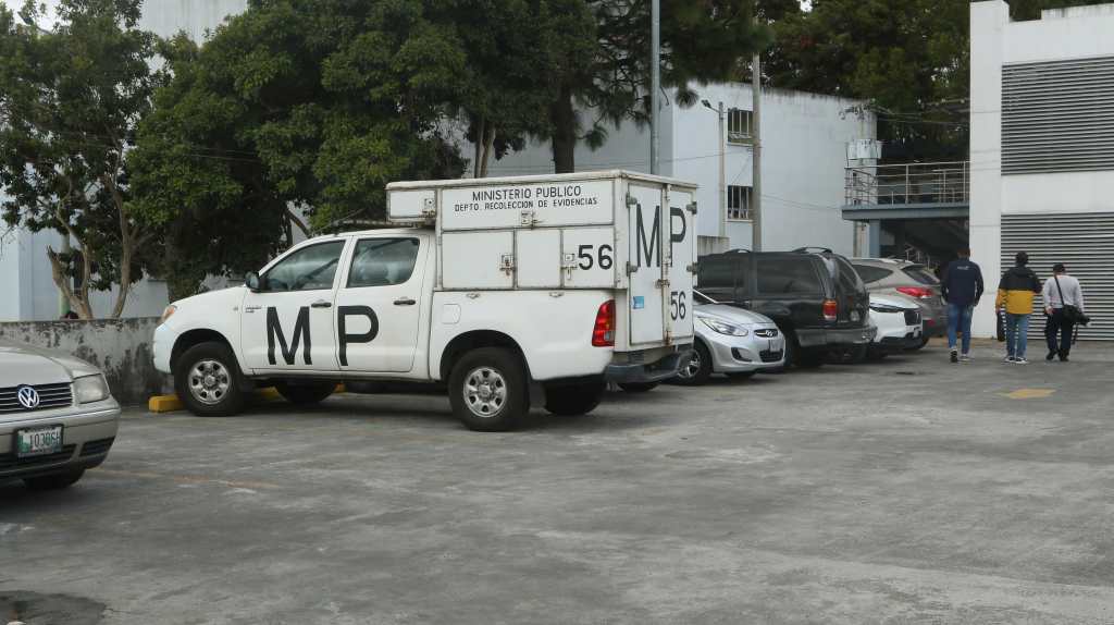 Vehículo del Ministerio Público estacionado durante diligencia por denuncia de robo de papeletas en la Facultad de Ciencias Químicas y Farmacia de la USAC.