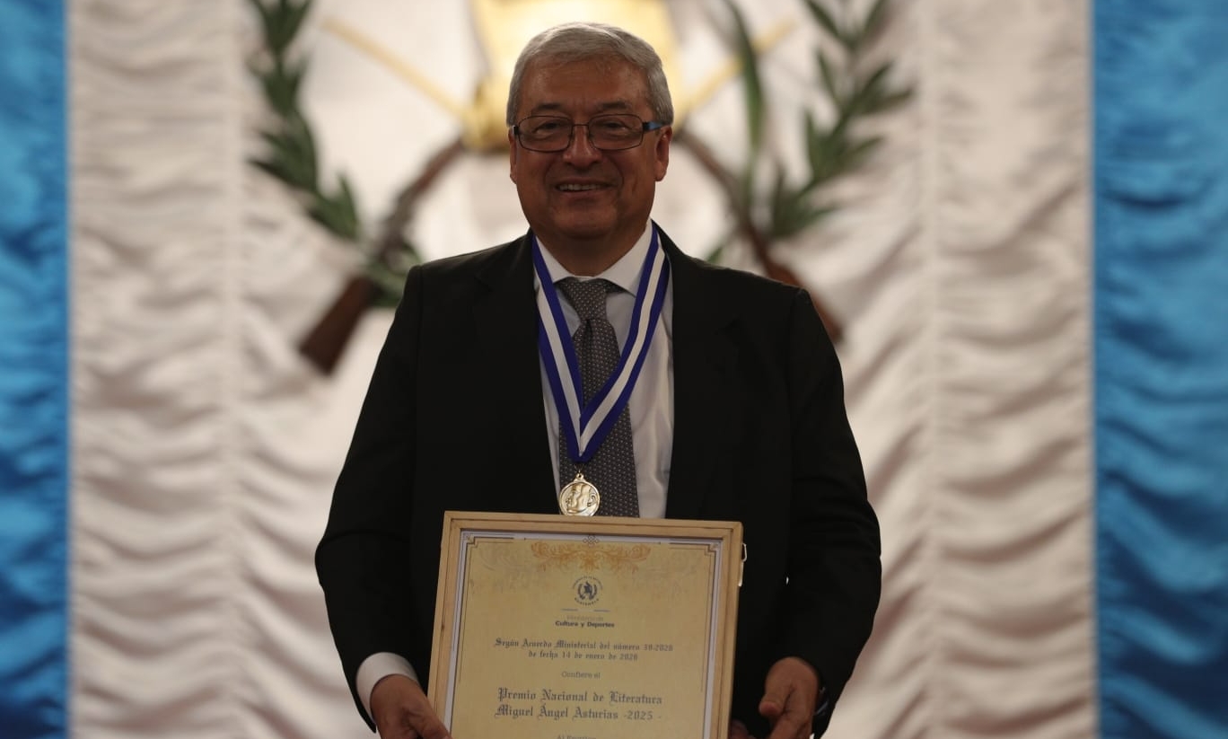 Una imagen de Adolfo Méndez Vides durante el recibimiento de la plaqueta y medalla que le acredita como Premio Nacional de Literatura. (Foto Prensa Libre: Keneth Cruz)