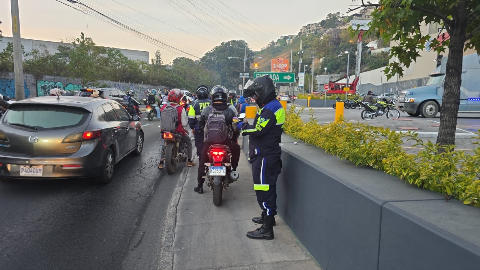 PMT realiza operativo y sanciona a motoristas en la calzada La Paz