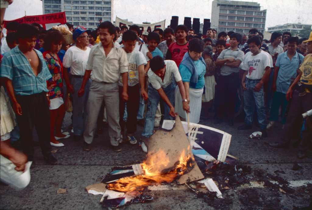 Manifestantes queman fotografías de Jorge Serrano Elías frente al Palacio Nacional durante protestas por el autogolpe y aumento a la energía eléctrica en 1993.