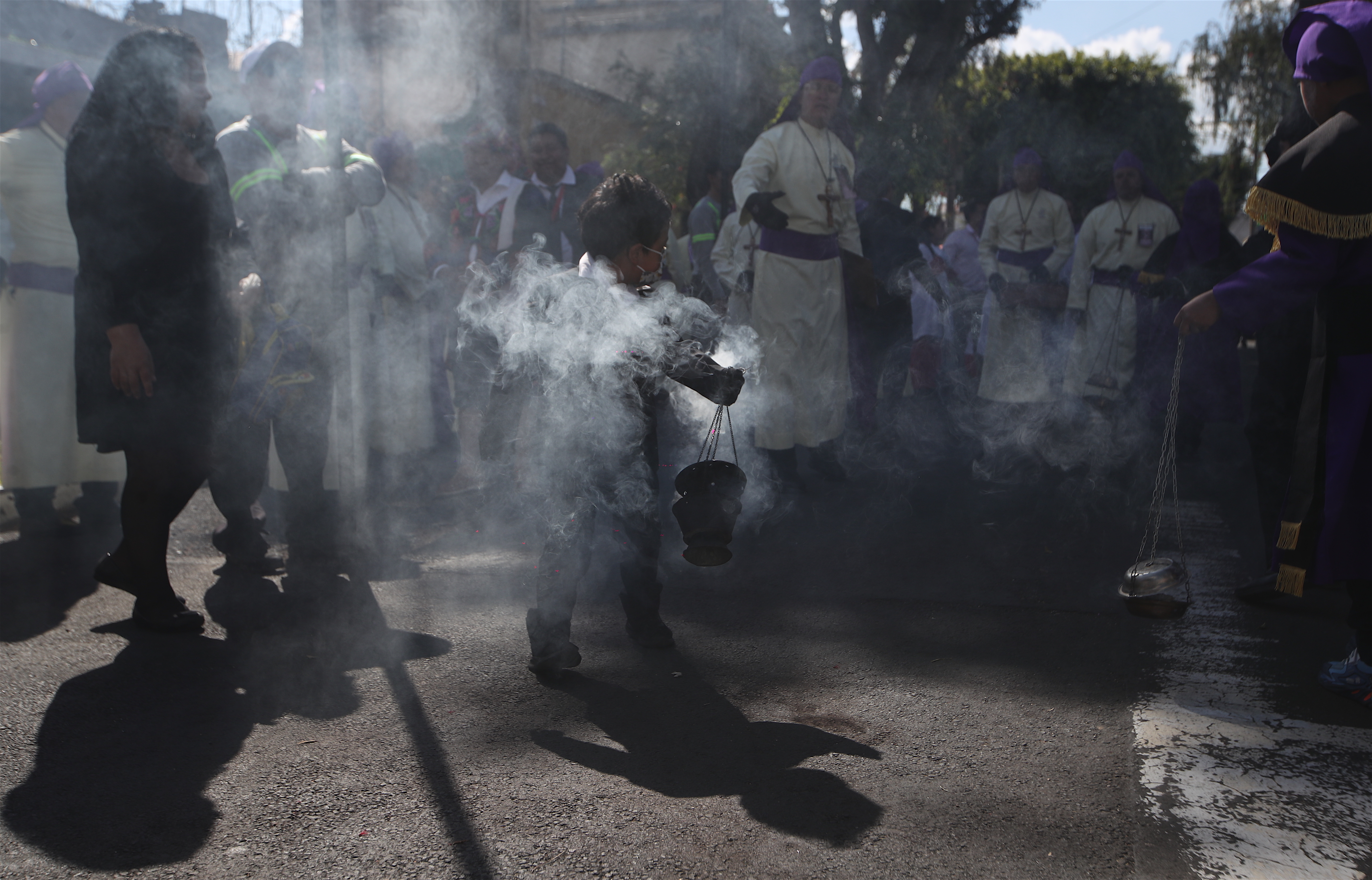 El cortejo procesional contó con la presencia de adultos y menores con el tradicional incienso en todo el recorrido. (Foto Prensa Libre: Esbin Garcia)