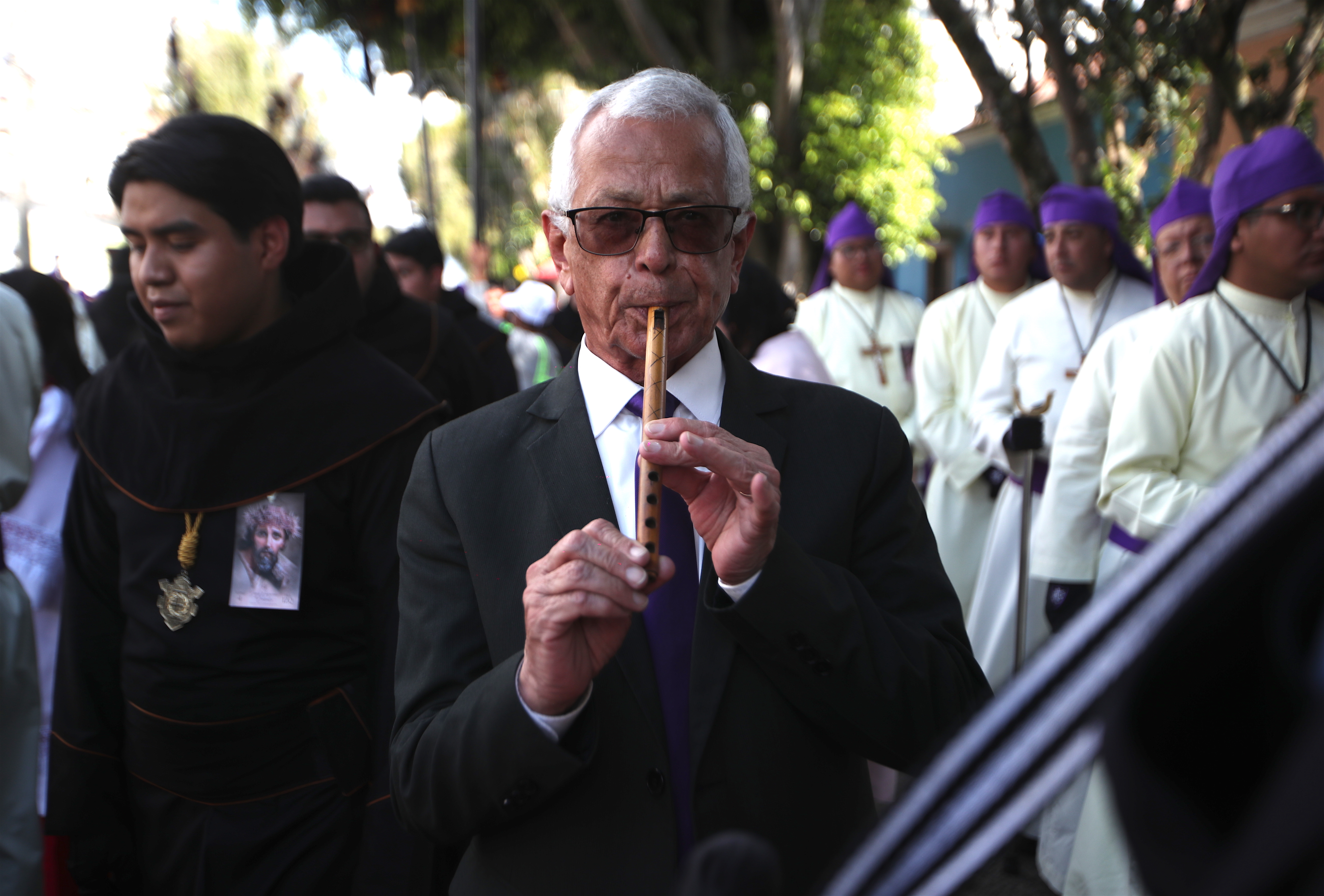 La chirimía es uno de los instrumentos que los devotos tocan  principalmente para anunciar, convocar y acompañar lo sagrado y festivo durante el recorrido procesional. (Foto Prensa Libre: Esbin Garcia)