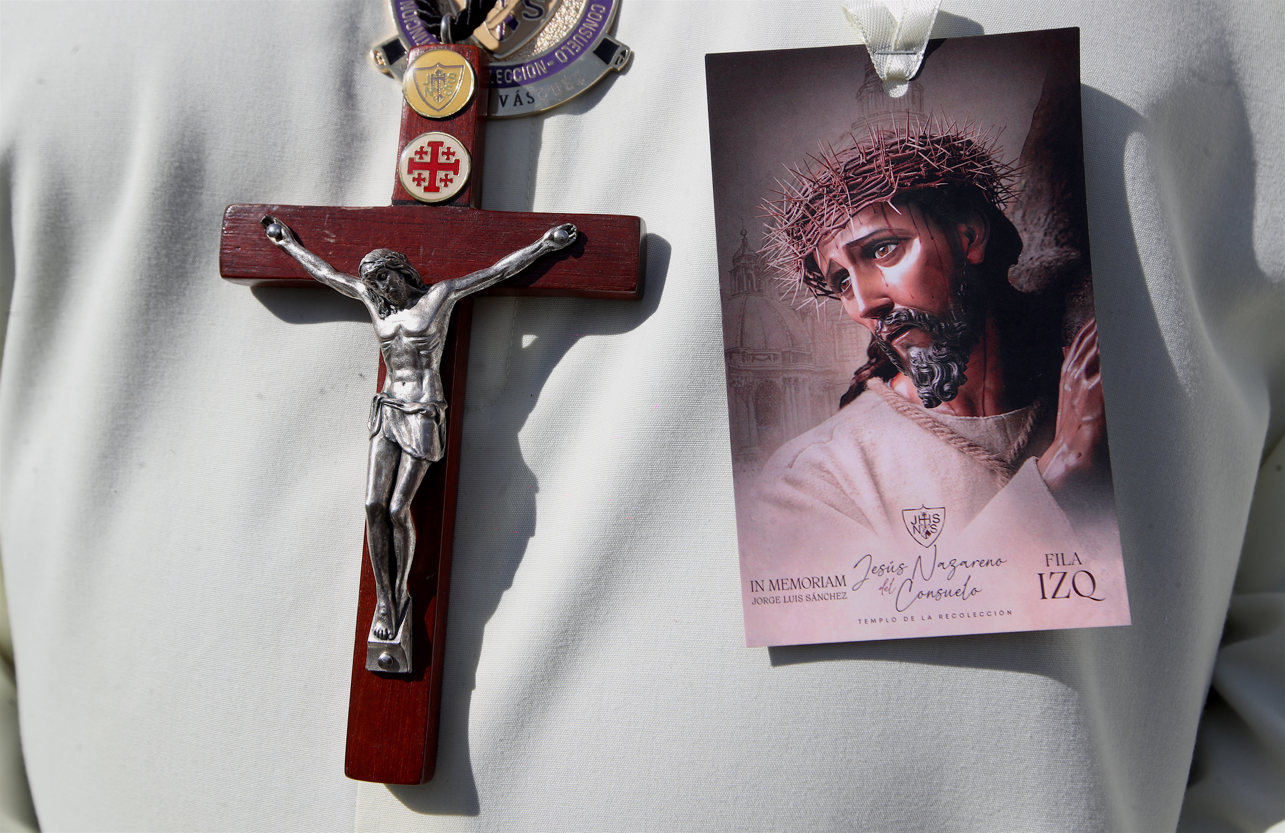 Devoción y marchas acompañan a Jesús del Consuelo en su recorrido por el Centro Histórico. (Foto Prensa Libre: Esbin Garcia)