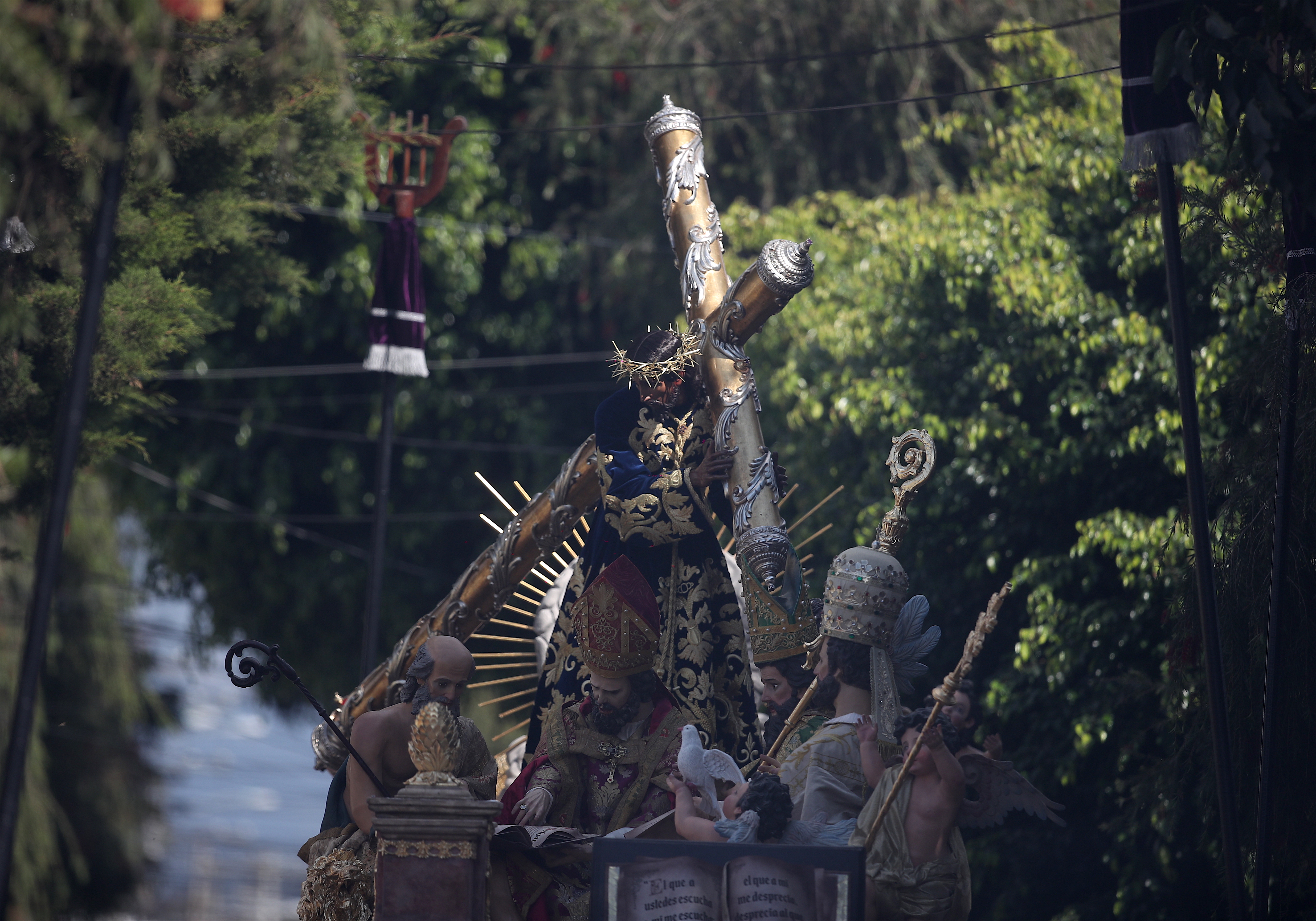 Al frente del anda se presentan san Jerónimo, san Ambrosio, san Gregorio y san Agustín. (Foto Prensa Libre: Esbin Garcia)




Fotografa Esbin Garcia  22-02-26