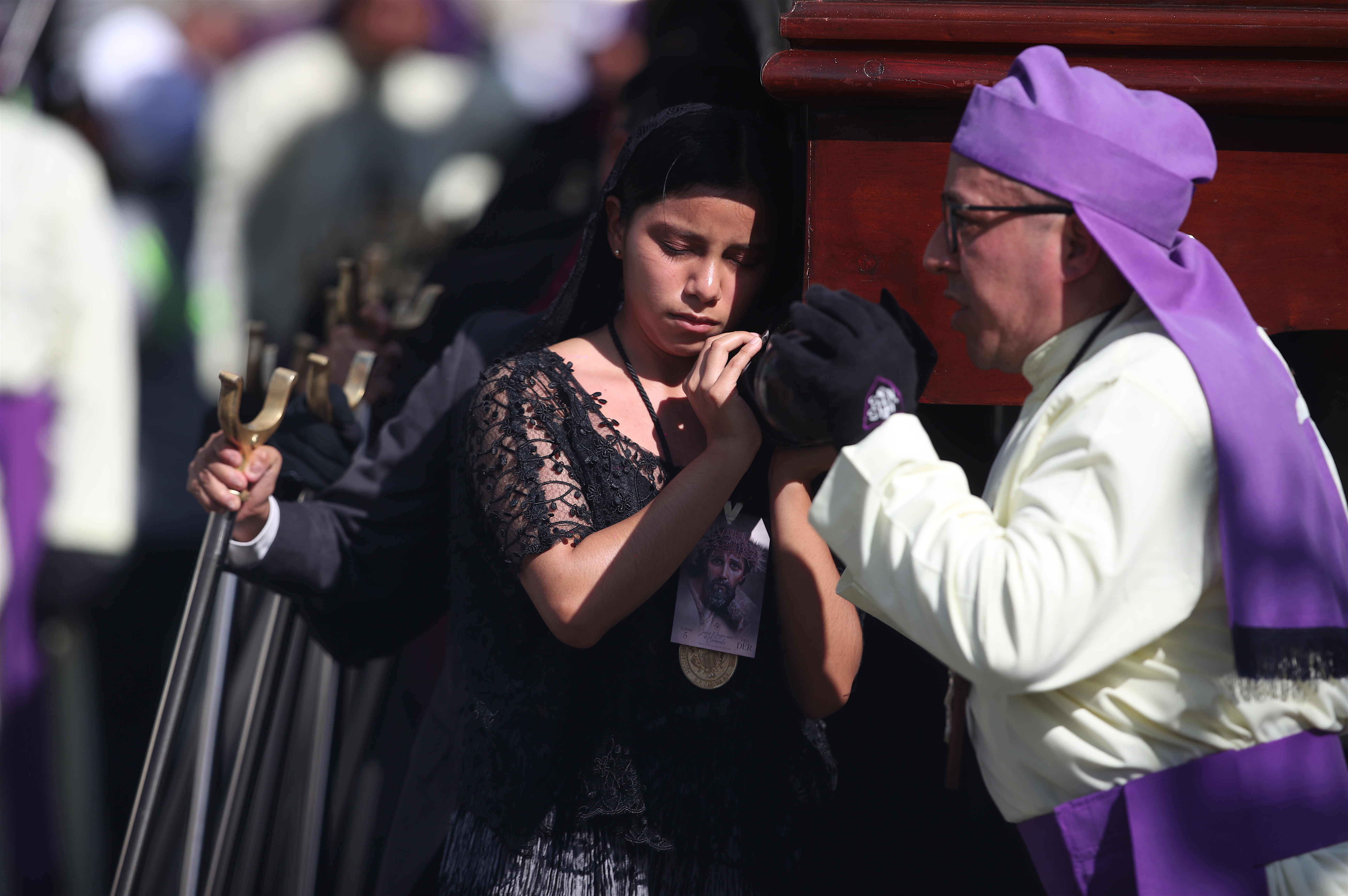 En 1987, se estrena el anda de Jesús del Consuelo tallada en la Antigua Guatemala por el ebanista Virgilio Castillo, la cual tiene capacidad para 100 cargadores, pero por el aumento de devotos, se ha ampliado a 110 brazos. (Foto Prensa Libre: Esbin Garcia).