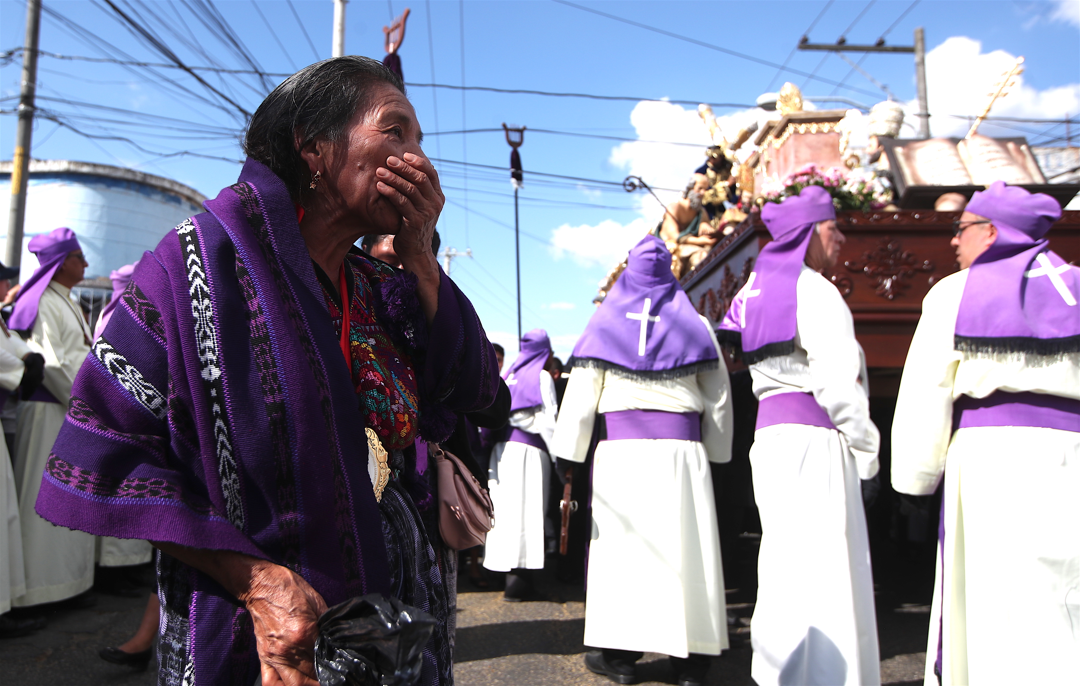 El presbítero, Julio Alejandro Barrios Azurdia, en la misa previa al recorrido, hizo una reflexión sobre la Cuaresma y la procesión de Jesús del Consuelo: "En medio de este ayuno y de todo un tiempo de preparación, recordemos que el Señor camina hacia la muerte". (Foto Prensa Libre: Esbin Garcia)