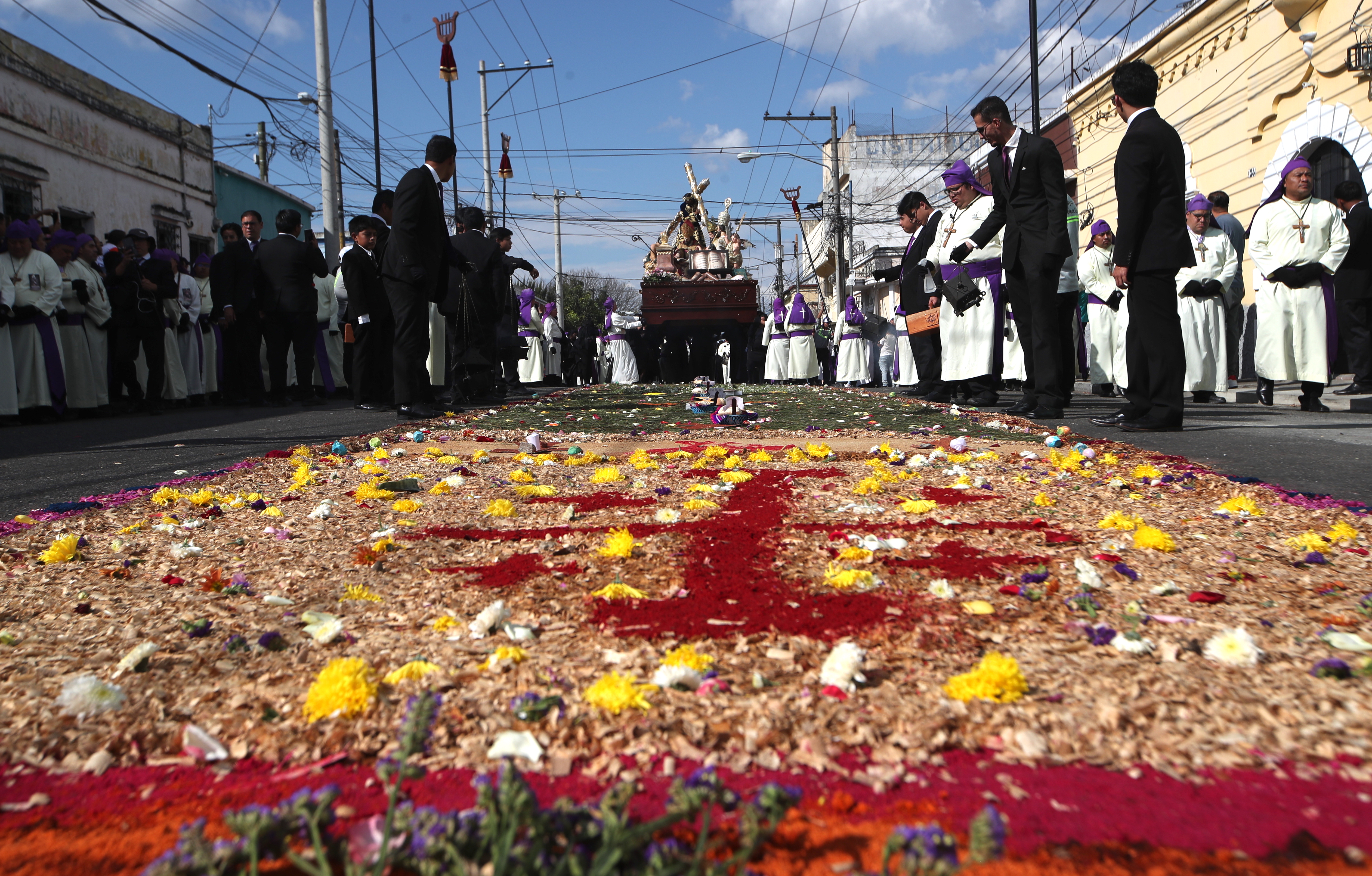 Las alfombras elaboradas por los guatemaltecos llenaron de colorido el paso del anda con la imagen de Jesús Nazareno del Consuelo. (Foto Prensa Libre: Esbin Garcia)