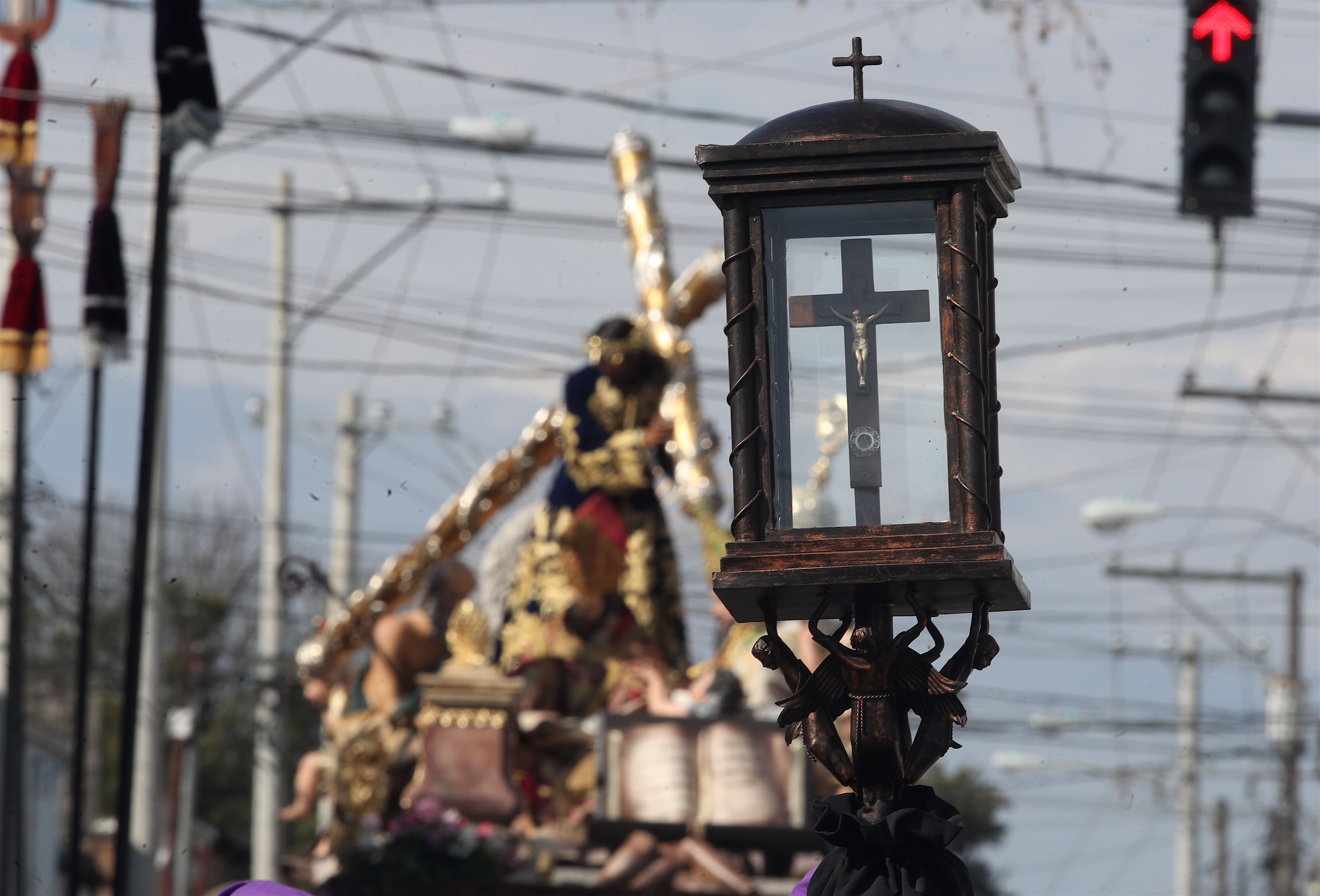  El  cortejo procesional salió a  las 14  horas desde Templo de La Recolección, ubicada en la 3a. avenida y 3a. calle de la zona 1, y tiene previsto su ingreso a las 22.30 horas. (Foto Prensa Libre: Esbin Garcia)
