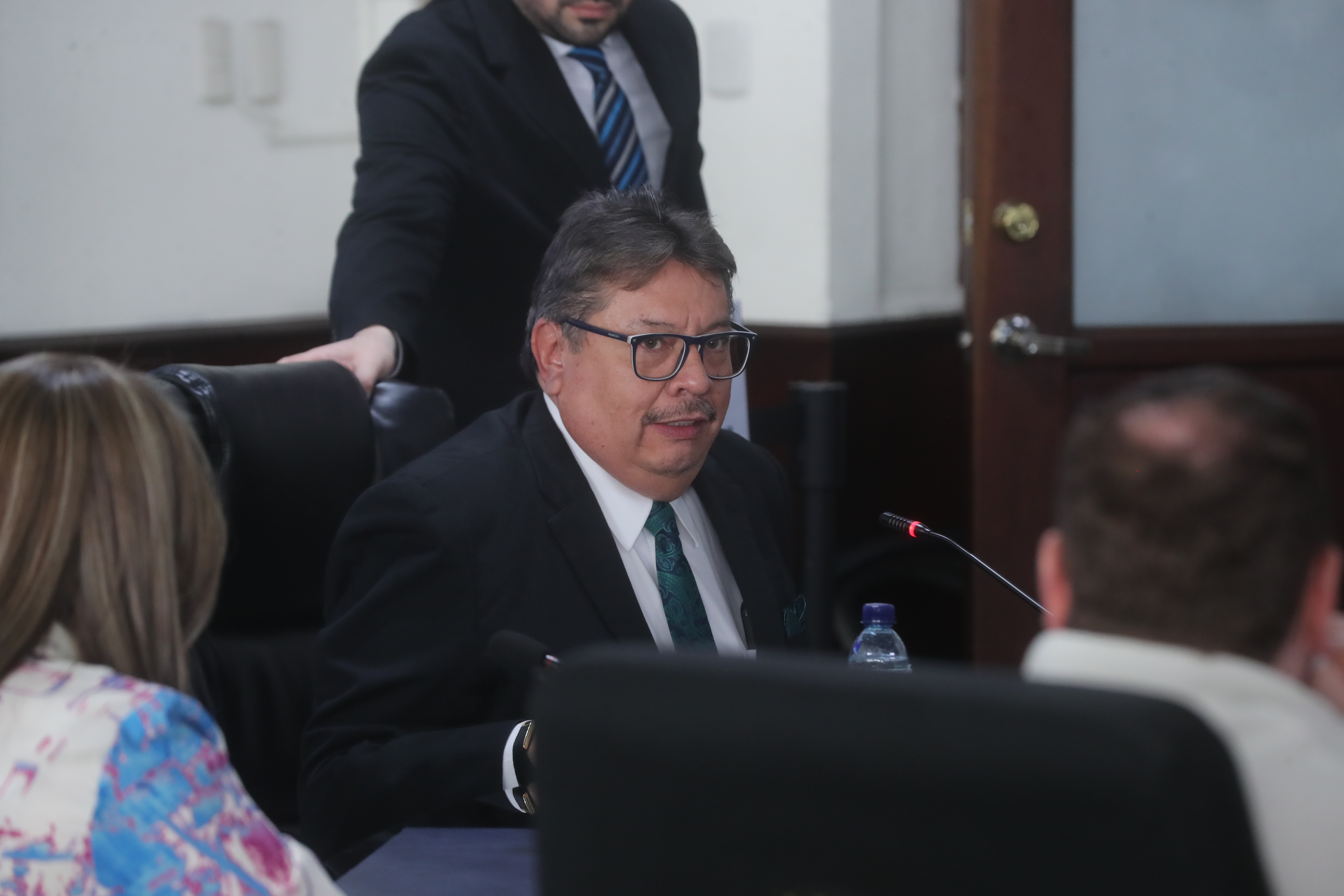 Luis Alfonso Rosales Marroquín durante entrevistas a candidatos a magistrados de la Corte de Constitucionalidad en el Congreso de Guatemala.