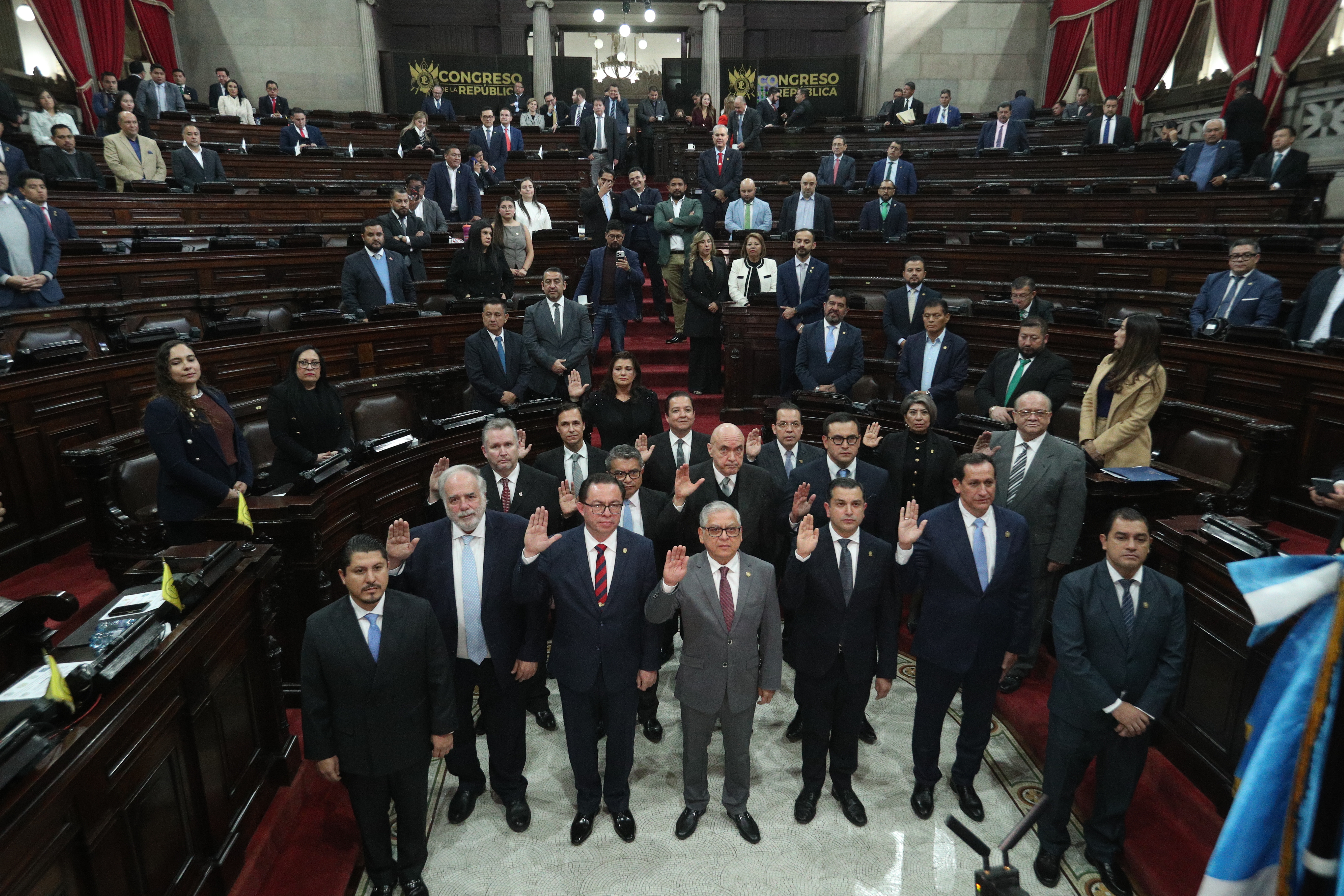 El pleno del Congreso jurament a los 15 comisionados para la postuladora del Ministerio Pblico (MP), que se espera celebren su primera reunin de trabajo la tarde del lunes 9 de febrero en la Sala de Vistas de la Corte Suprema de Justicia (CSJ).

Entre los 15 profesionales juramentados se encuentra el magistrado Carlos Rodimiro Lucero Paz, presidente en funciones de la CSJ, quien tambin preside la comisin de postulacin.

Foto: 
BYRON RIVERA 
03/02/2026