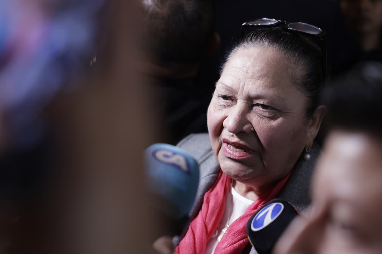 EN FOTOGRAFIA: CONSUELO PORRAS 

El Colegio de Abogados y Notarios de Guatemala (CANG) realizan la elección de magistrados, titular y suplente, para integrar la Corte de Constitucionalidad (CC). 

Astrid Jeannette Lemus Rodríguez (5,085 votos) y Carlos Estuardo Gálvez Barrios (4,495 votos) se enfrentarán en segunda vuelta para definir al magistrado titular que representará al Colegio de Abogados y Notarios de Guatemala (Cang) ante la Corte de Constitucionalidad (CC) durante el periodo 2026-2031.

CIERRE DE LA URNAS A LAS 18 HORAS  

Foto: 
BYRON RIVERA 
05/02/2026