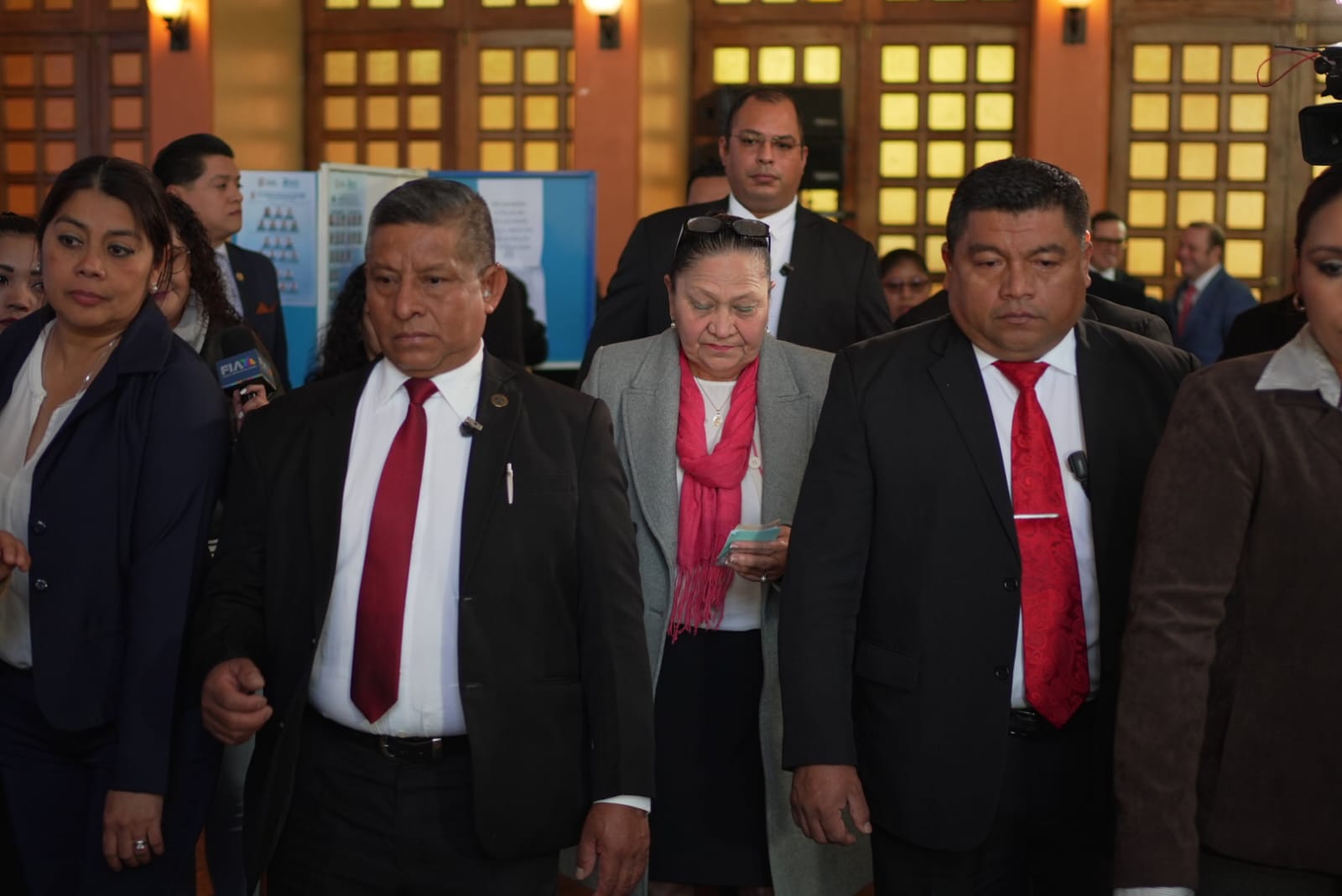 EN FOTOGRAFIA: CONSUELO PORRAS 

El Colegio de Abogados y Notarios de Guatemala (CANG) realizan la elección de magistrados, titular y suplente, para integrar la Corte de Constitucionalidad (CC). 

Astrid Jeannette Lemus Rodríguez (5,085 votos) y Carlos Estuardo Gálvez Barrios (4,495 votos) se enfrentarán en segunda vuelta para definir al magistrado titular que representará al Colegio de Abogados y Notarios de Guatemala (Cang) ante la Corte de Constitucionalidad (CC) durante el periodo 2026-2031.

CIERRE DE LA URNAS A LAS 18 HORAS  

Foto: 
BYRON RIVERA 
05/02/2026