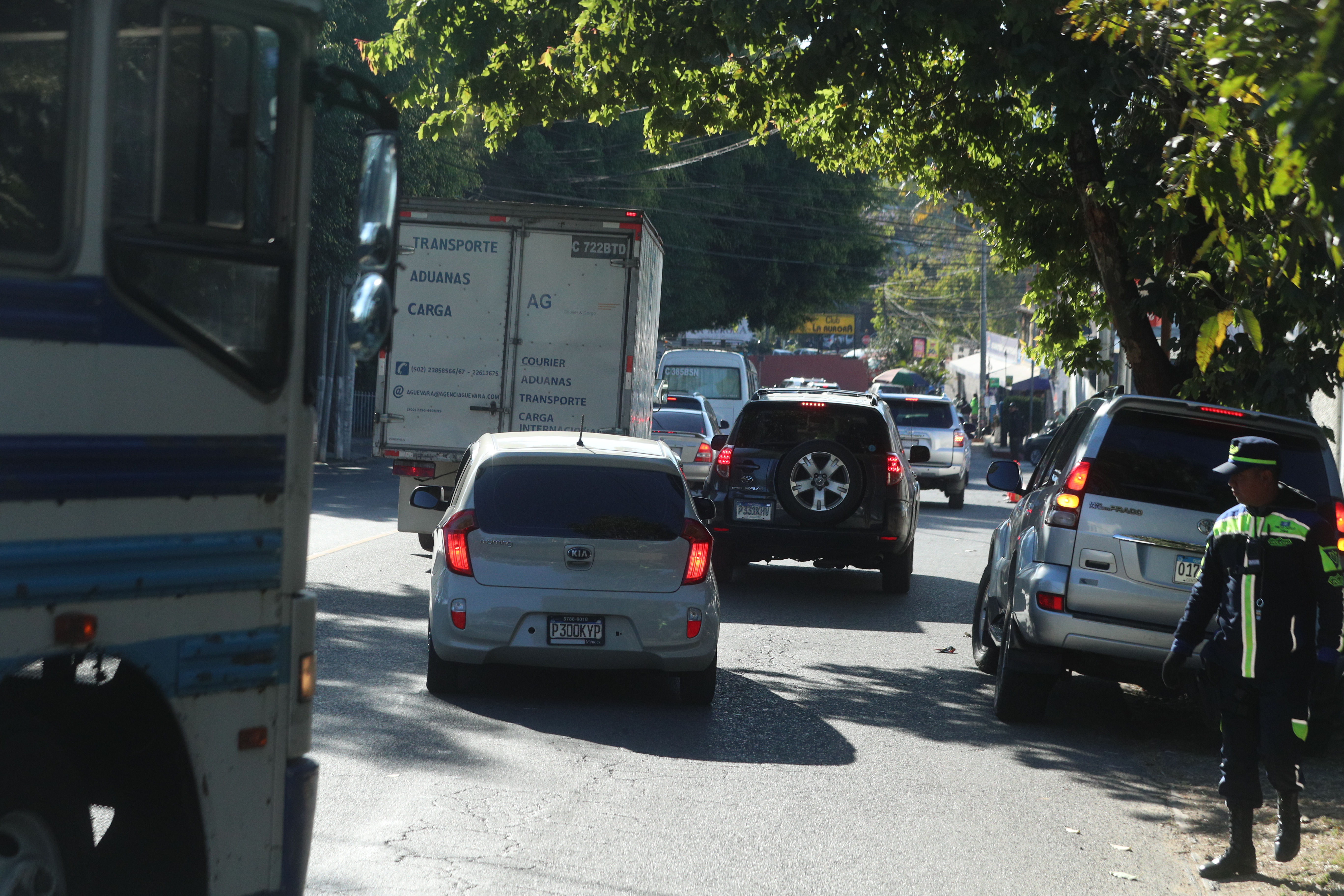 Trafico en la eleccoón del CANG por votantes en el club la aurora.

Astrid Jeannette Lemus Rodríguez (5,085 votos) y Carlos Estuardo Gálvez Barrios (4,495 votos) se enfrentarán en segunda vuelta para definir al magistrado titular que representará al Colegio de Abogados y Notarios de Guatemala (Cang) ante la Corte de Constitucionalidad (CC) durante el periodo 2026-2031.

Foto: 
BYRON RIVERA 
05/02/2026