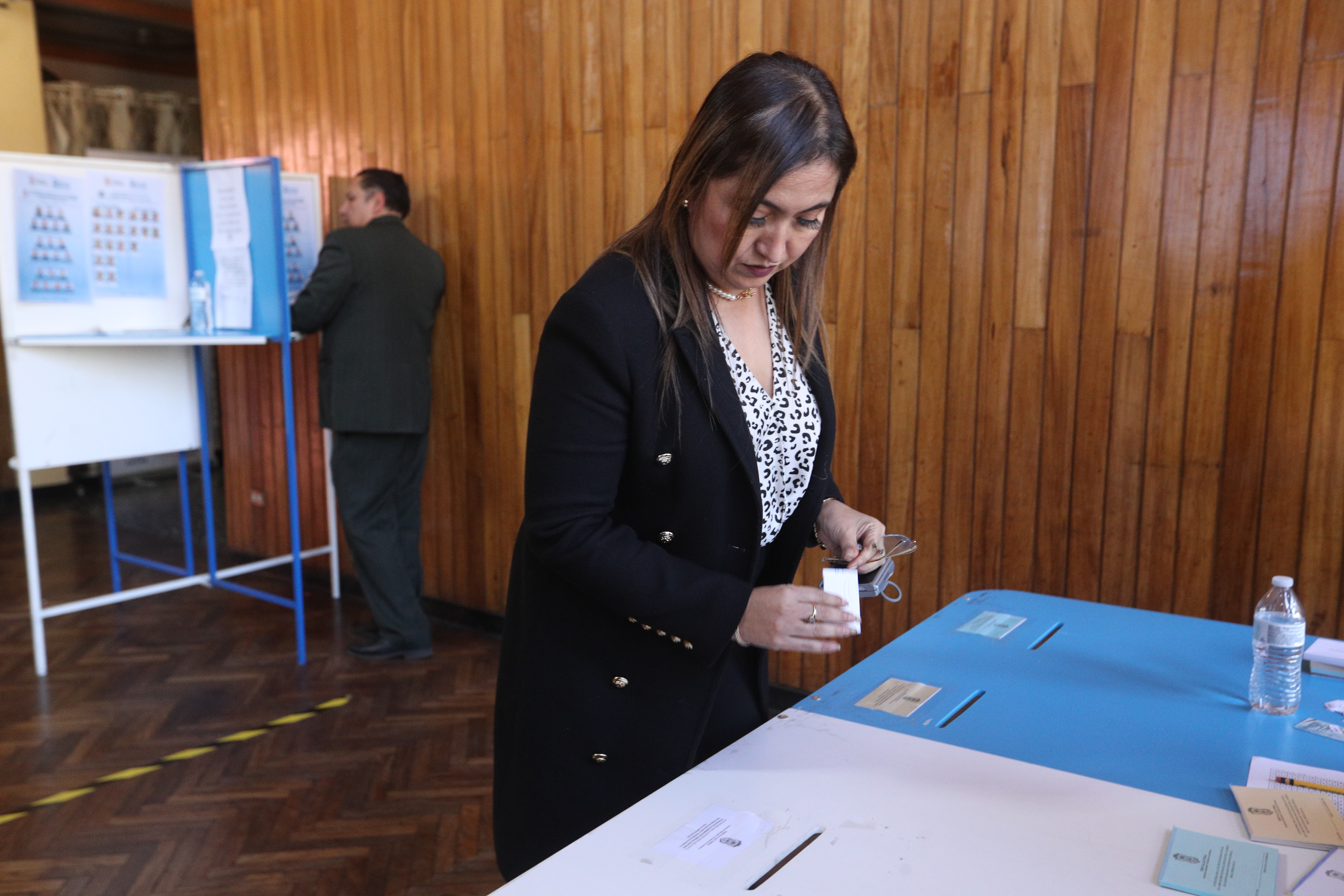 EN FOTOGRAFIA: CLAUDIA PAREDES  

El Colegio de Abogados y Notarios de Guatemala (CANG) realizan la elección de magistrados, titular y suplente, para integrar la Corte de Constitucionalidad (CC). 

Astrid Jeannette Lemus Rodríguez (5,085 votos) y Carlos Estuardo Gálvez Barrios (4,495 votos) se enfrentarán en segunda vuelta para definir al magistrado titular que representará al Colegio de Abogados y Notarios de Guatemala (Cang) ante la Corte de Constitucionalidad (CC) durante el periodo 2026-2031.

PROTESTA EN EL INTERIOR DE LA CC 

Foto: 
BYRON RIVERA 
05/02/2026