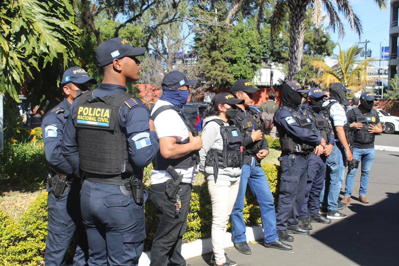 El Ministerio Público lleva a cabo allanamientos en  Club La Aurora por denuncias recibidas, por supuestas anomalías en las votaciones.( Foto Prensa Libre: Maria Rene Barrientos)