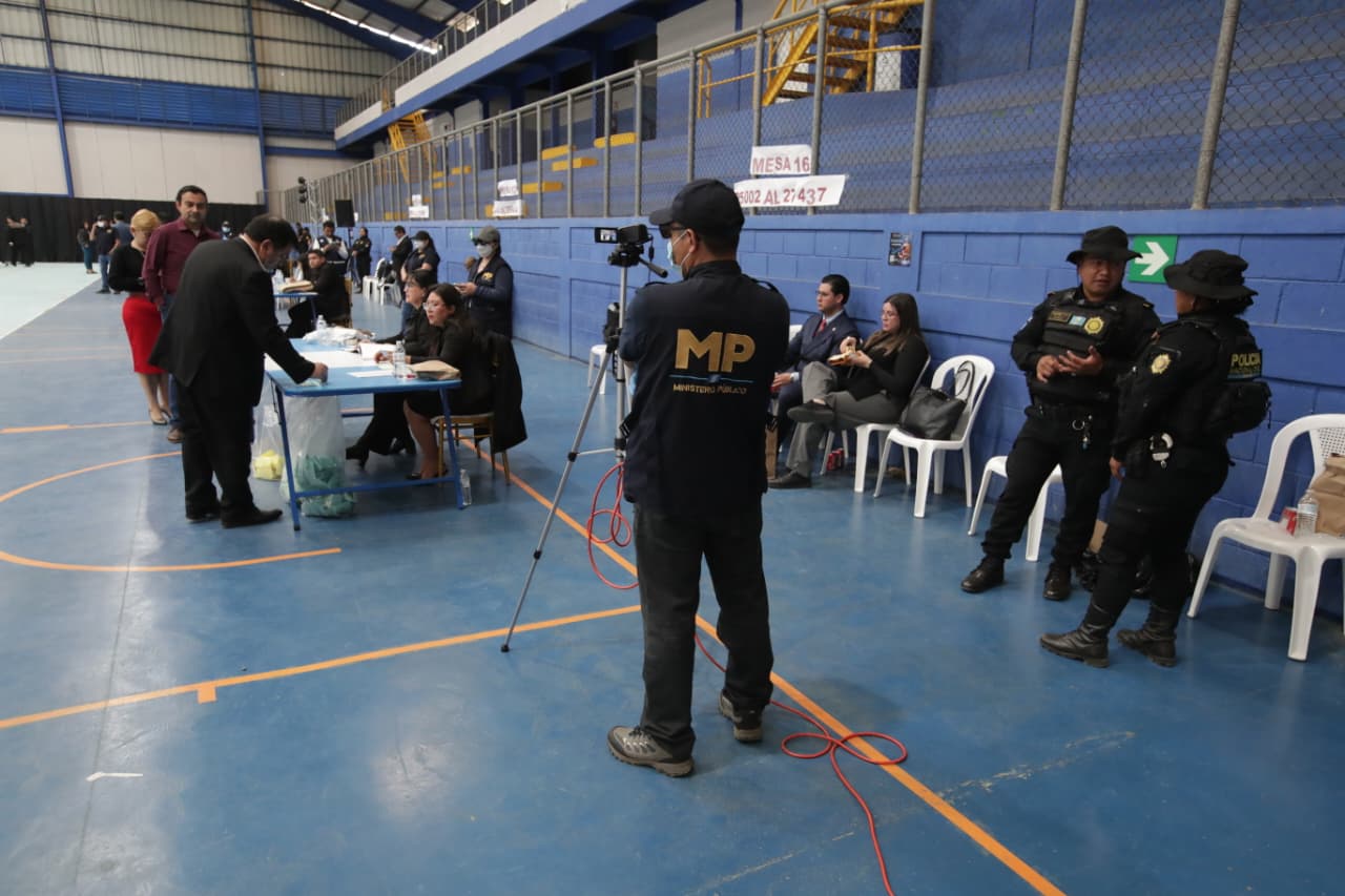 Peritos del Ministerio Público observan como los abogados llegan a realizar su voto para elegir a magistrados de la CC.( Foto Prensa Libre: Maria Rene Barrientos)
